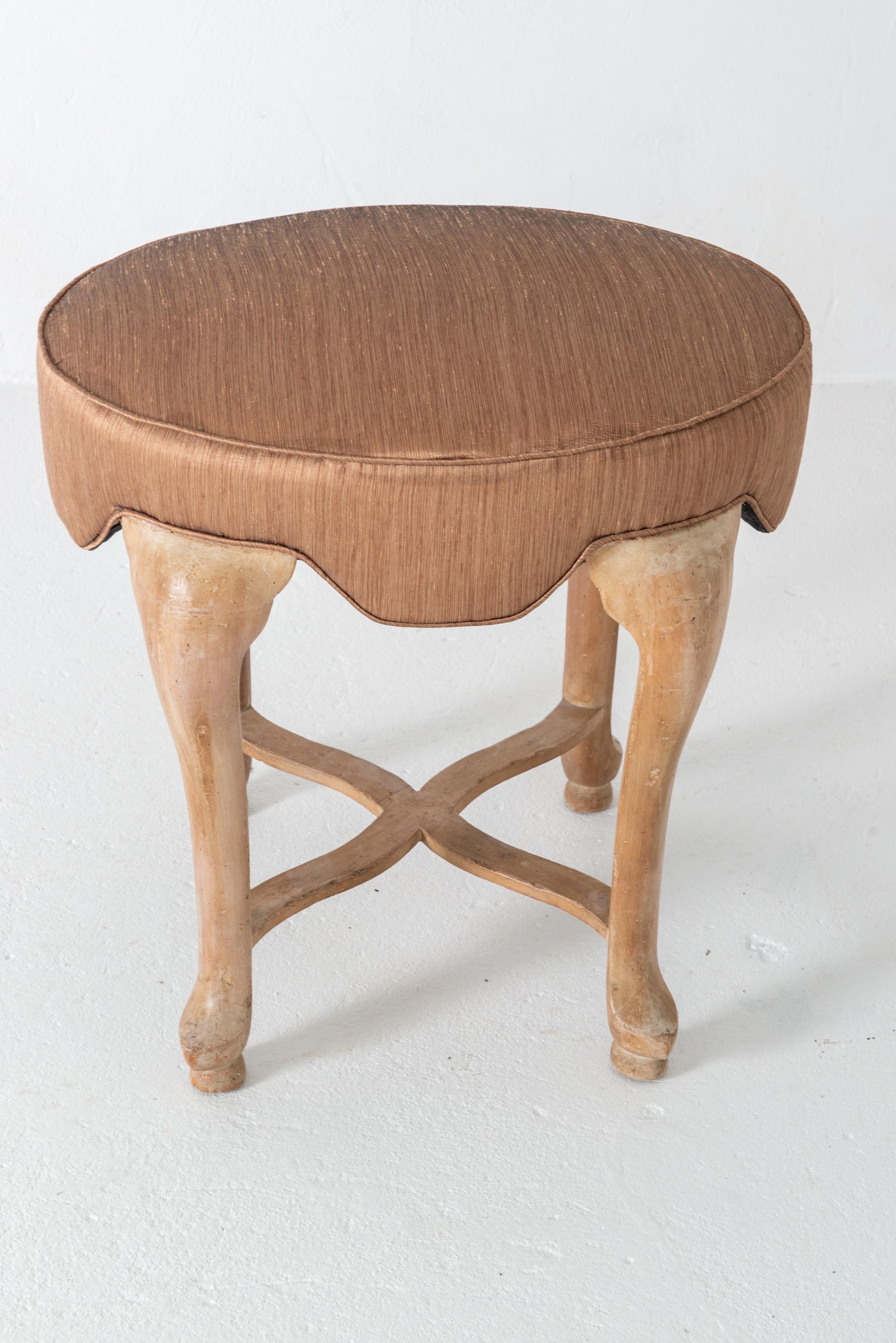 Banc ou tabouret en bois cérusé à pieds cabrioles stylisés se terminant par des pieds sabots et à assise moulée et rembourrée. Peut-être importé par Sarreid, Ltd. Construction de qualité. Proportions musculaires.