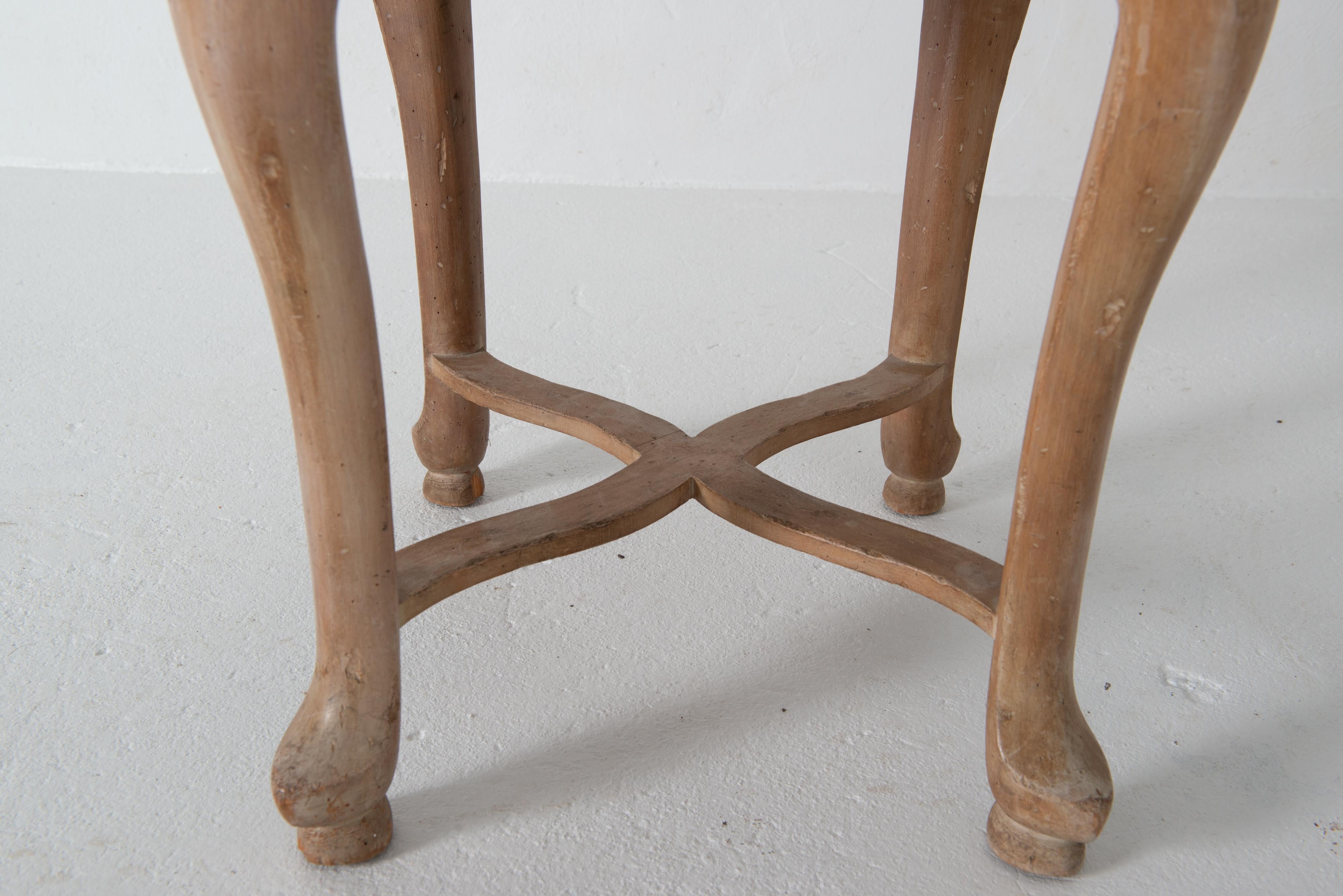 Espagnol Banc ovale en bois tapissé de qualité supérieure Sarreid avec pieds en sabot en vente