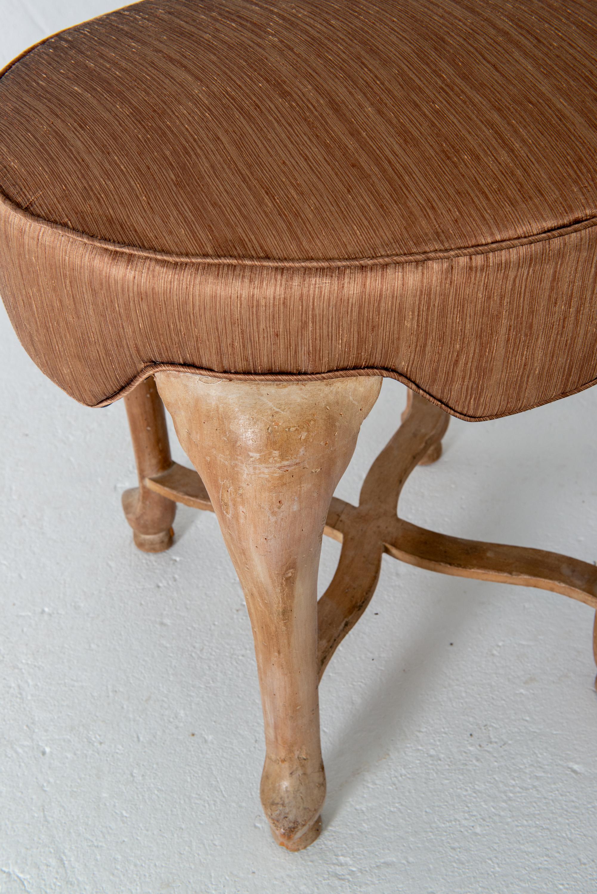 Banc ovale en bois tapissé de qualité supérieure Sarreid avec pieds en sabot Bon état - En vente à Stamford, CT