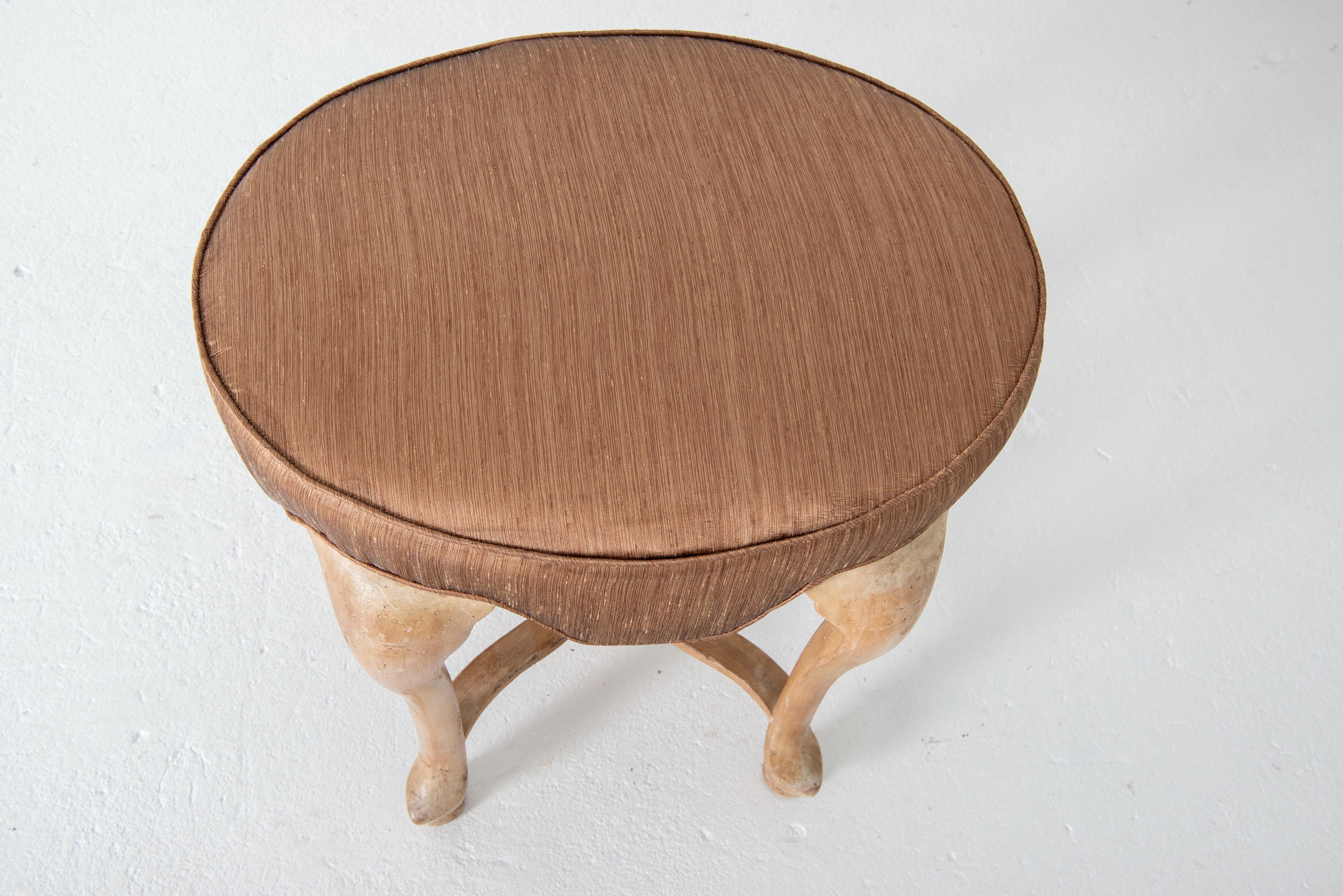 Milieu du XXe siècle Banc ovale en bois tapissé de qualité supérieure Sarreid avec pieds en sabot en vente