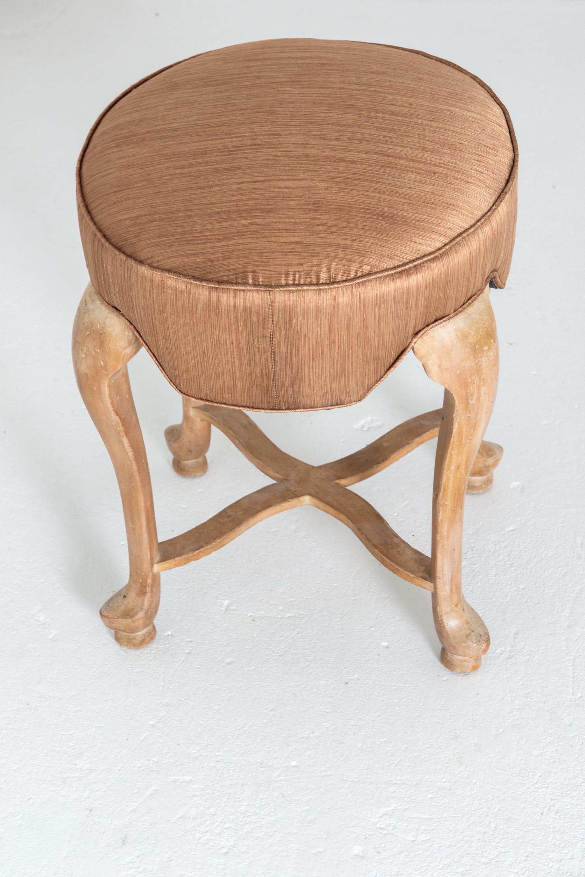 Tissu d'ameublement Banc ovale en bois tapissé de qualité supérieure Sarreid avec pieds en sabot en vente