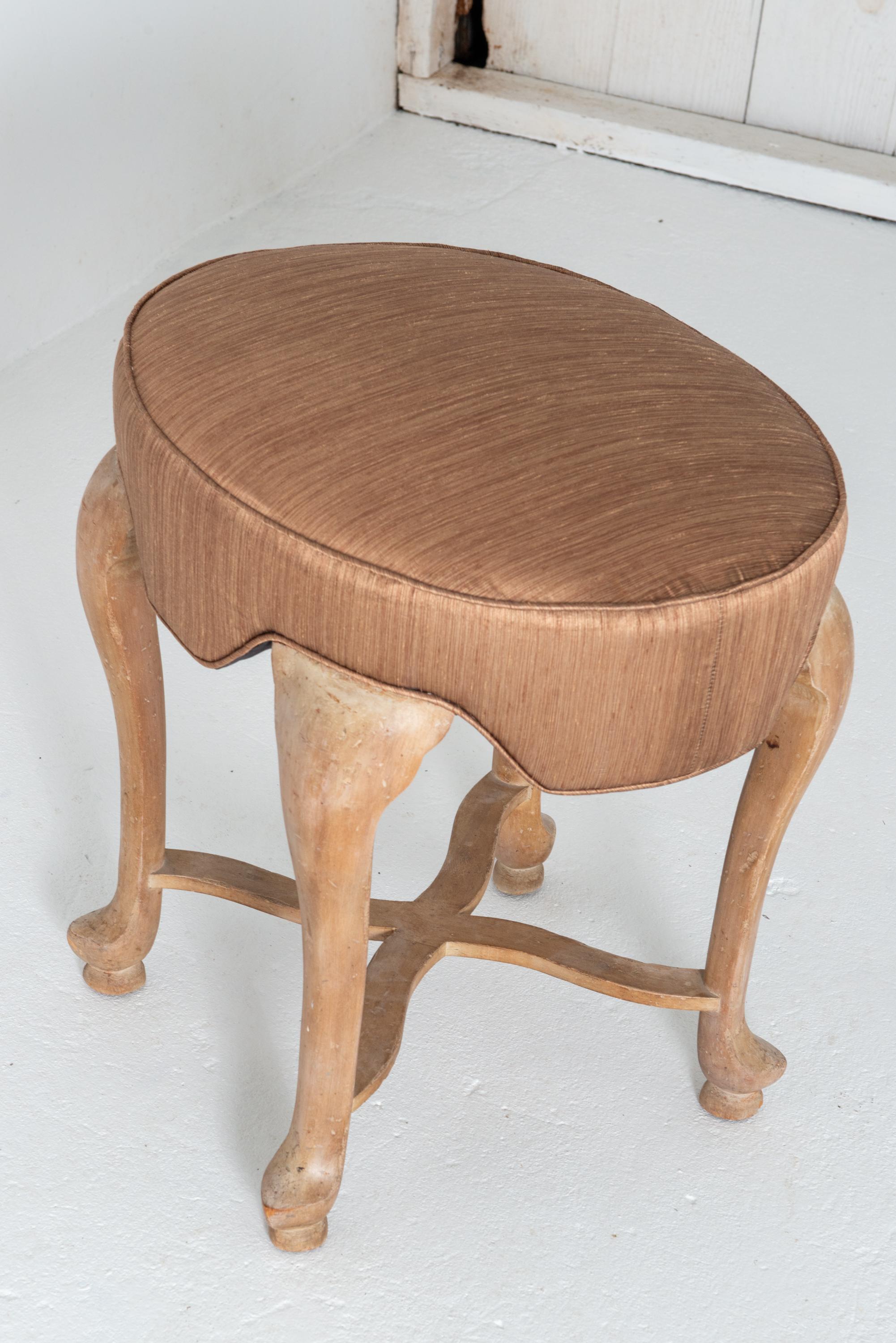 Banc ovale en bois tapissé de qualité supérieure Sarreid avec pieds en sabot en vente 1