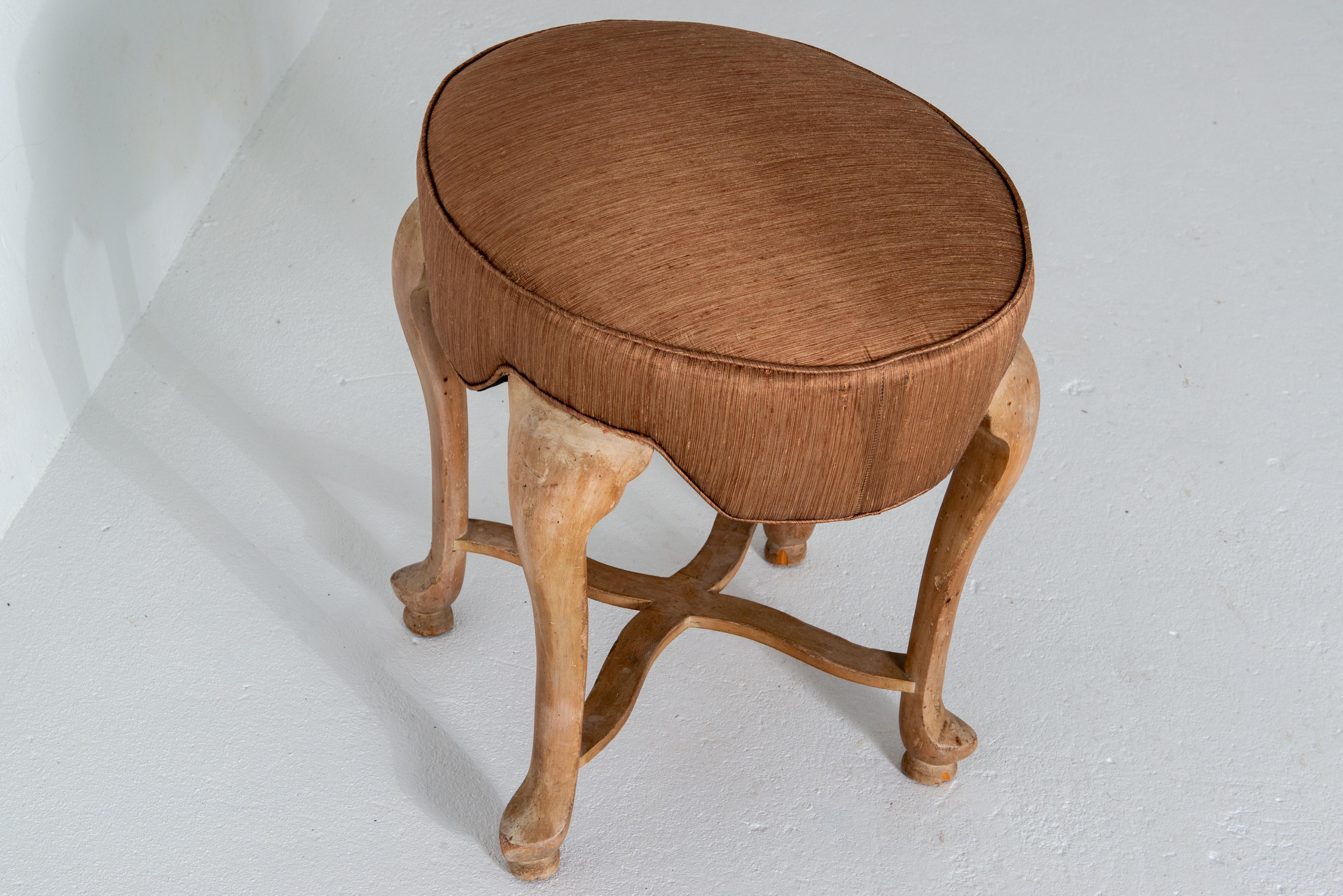 Banc ovale en bois tapissé de qualité supérieure Sarreid avec pieds en sabot en vente 2