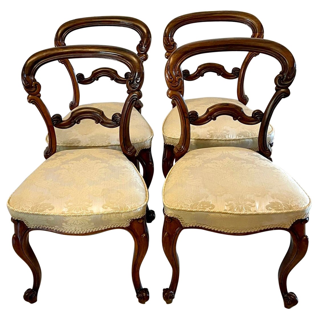 Ensemble de 4 chaises de salle à manger en bois de rose sculpté de l'époque victorienne