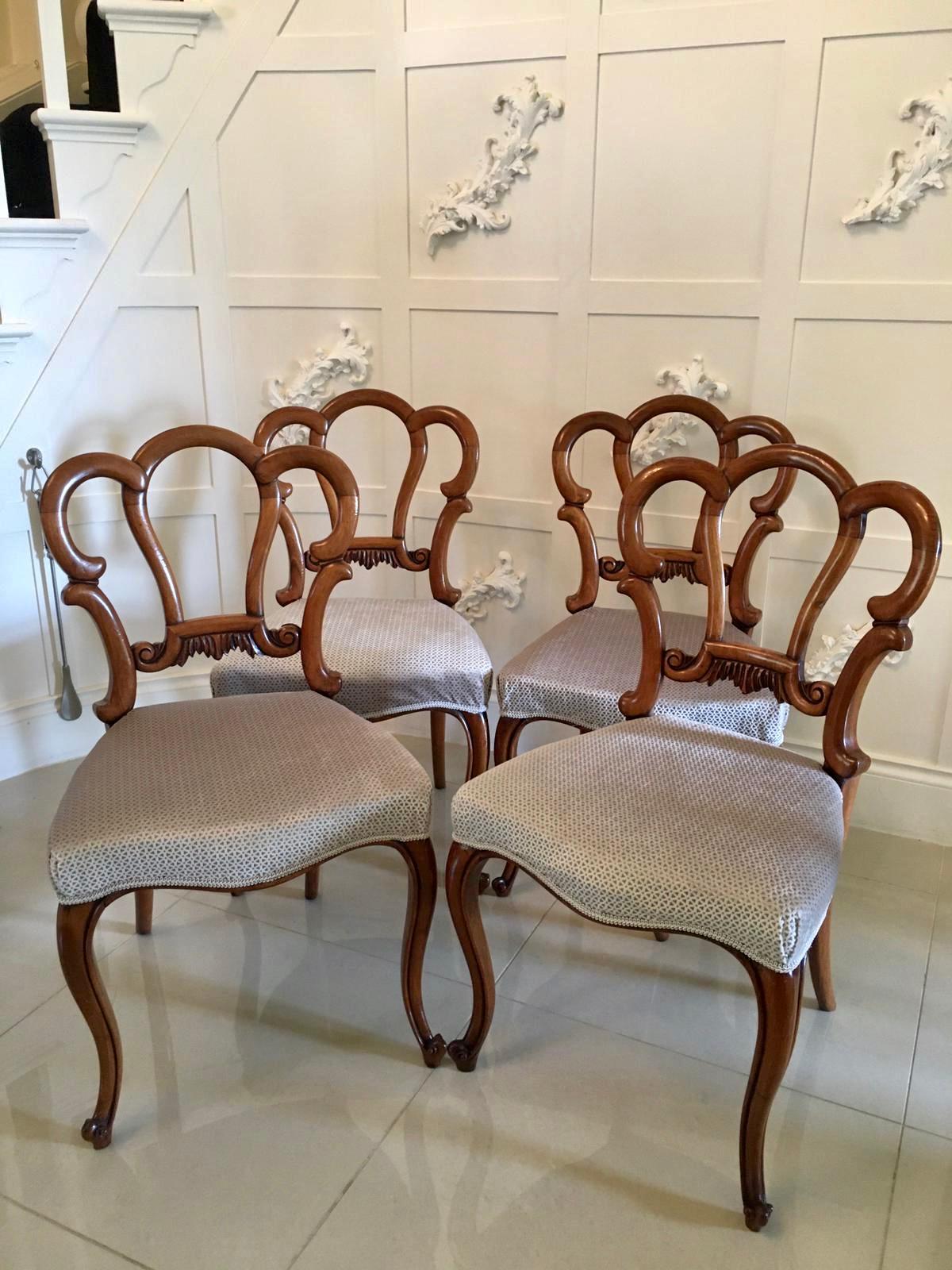 Fine quality set of 4 antique Victorian walnut dining chairs having a lovely shaped walnut back and shaped splats to the centre, newly reupholstered in quality fabric. Standing on shaped cabriole legs to the front and outswept back legs. Lovely