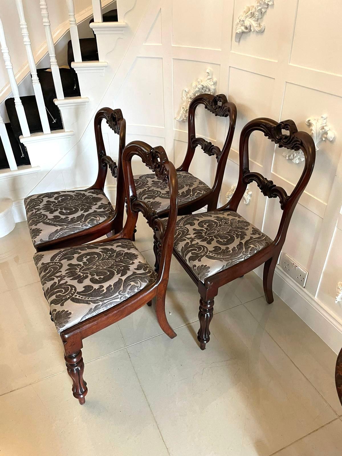 Anglais Ensemble de 4 chaises de salle à manger anciennes de qualité en bois de rose sculpté William IV  en vente