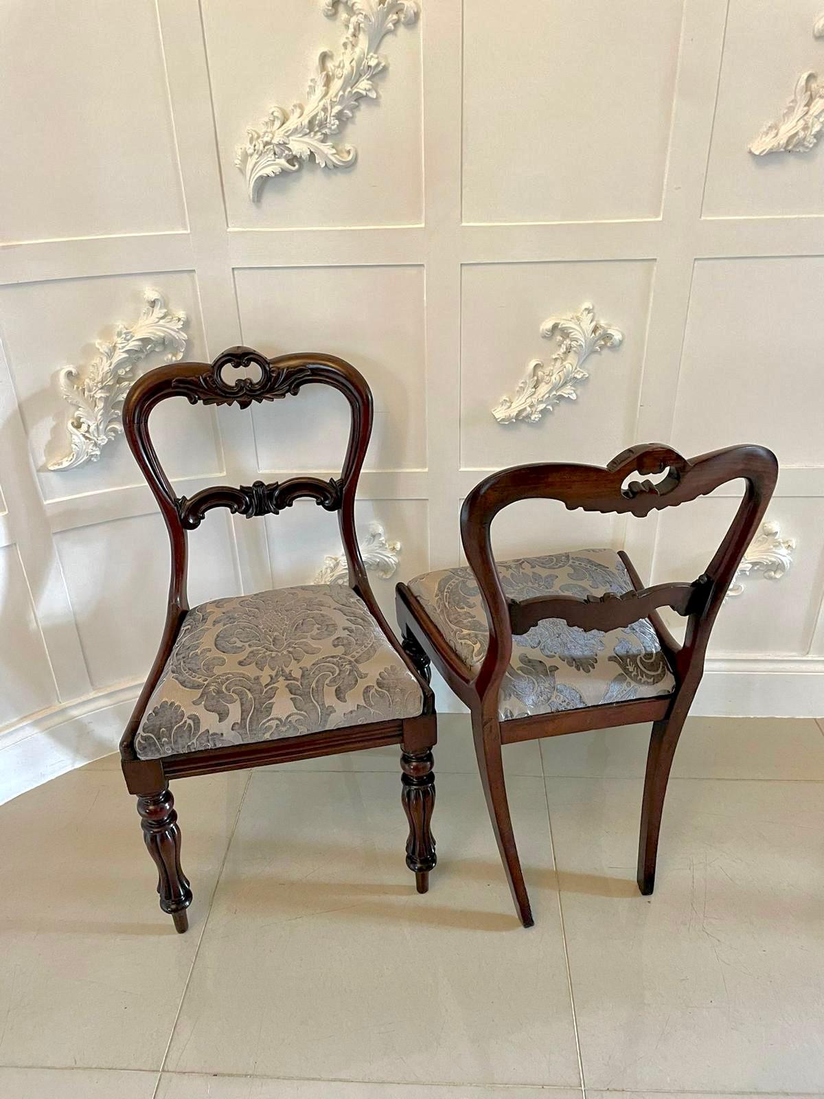 Sculpté Ensemble de 4 chaises de salle à manger anciennes de qualité en bois de rose sculpté William IV  en vente