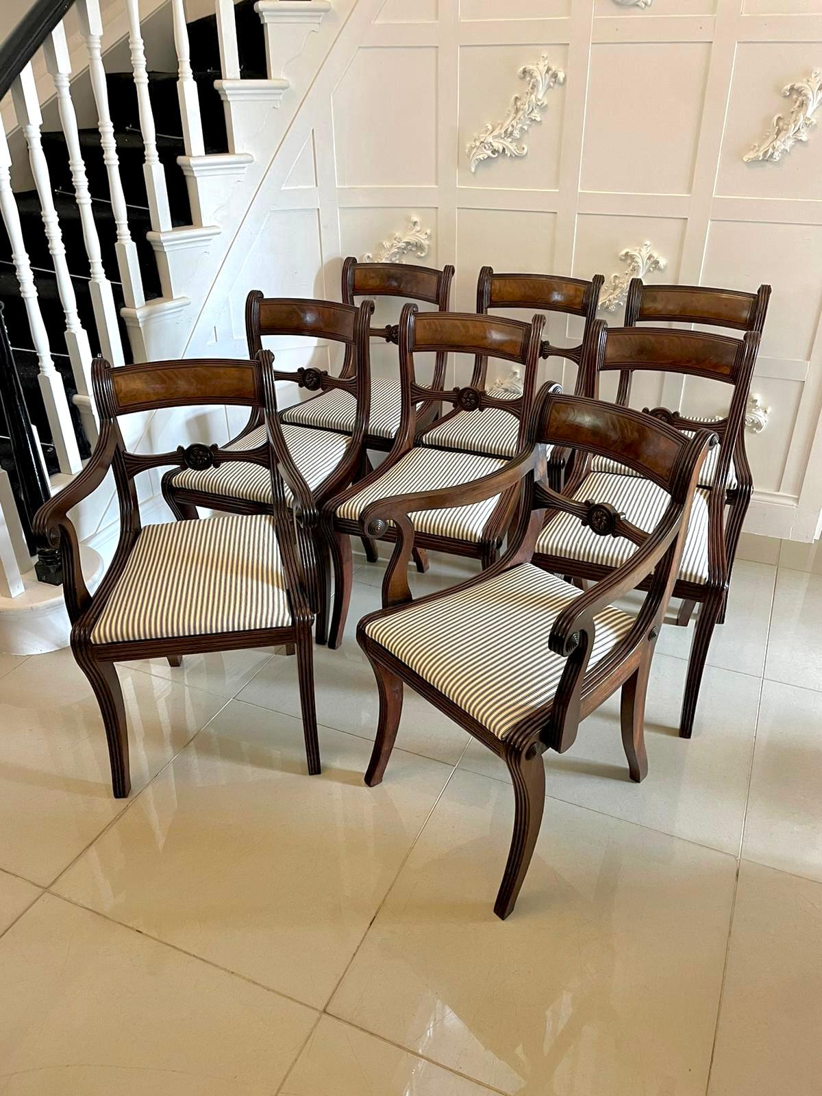 Set di 8 sedie da pranzo in mogano di epoca reggenza di ottima qualità, composto da 2 sedie carver e 6 sedie singole, con una sponda superiore in mogano figurato di ottima qualità con un bordo ribattuto.  Le sedie da intagliatore hanno un braccio