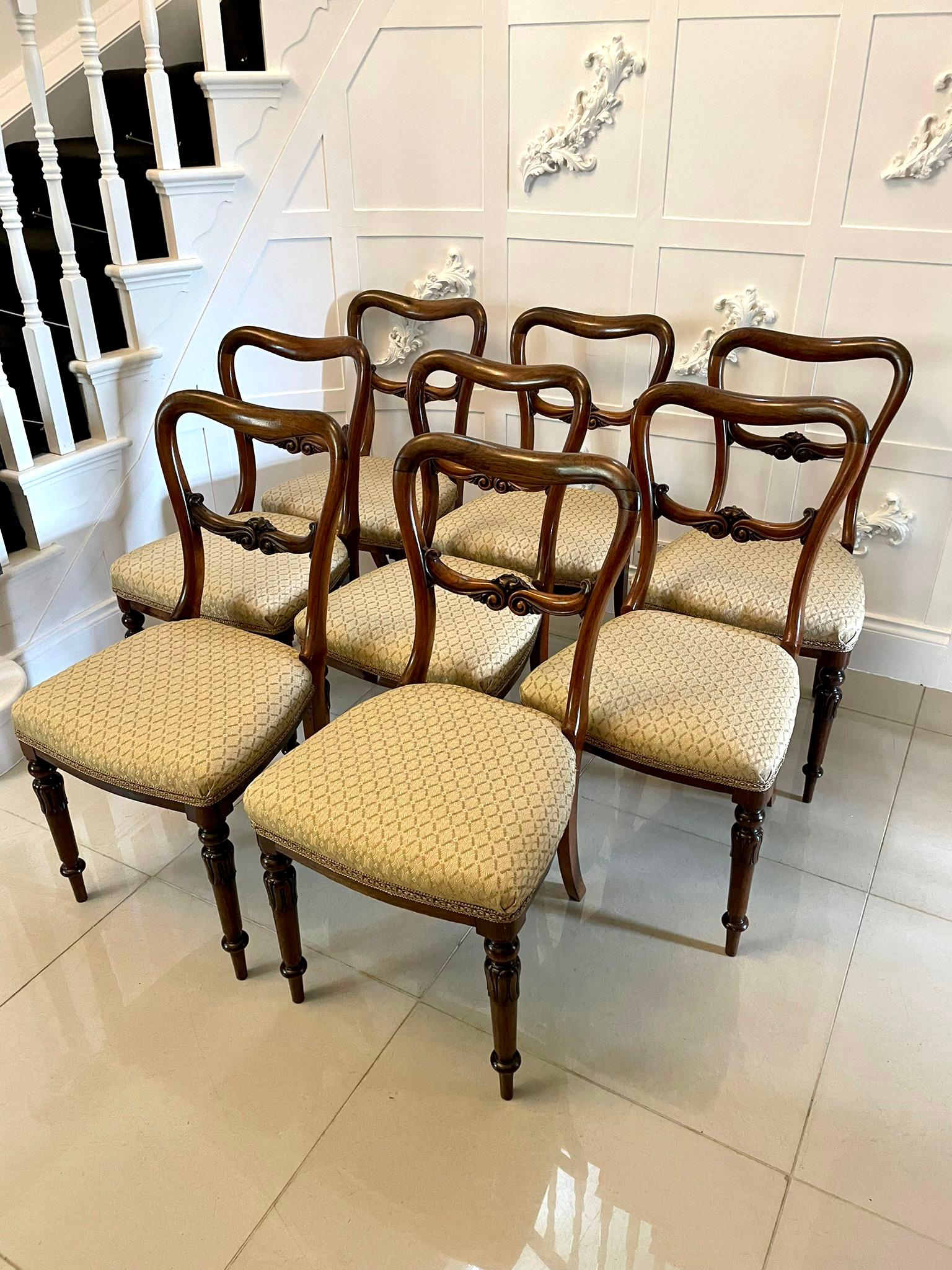 Fine quality set of 8 antique Victorian rosewood dining chairs having a quality rosewood shaped back with carved rosewood splat to the centre, newly reupholstered seats in a quality fabric, rosewood frieze and standing on elegant turned carved