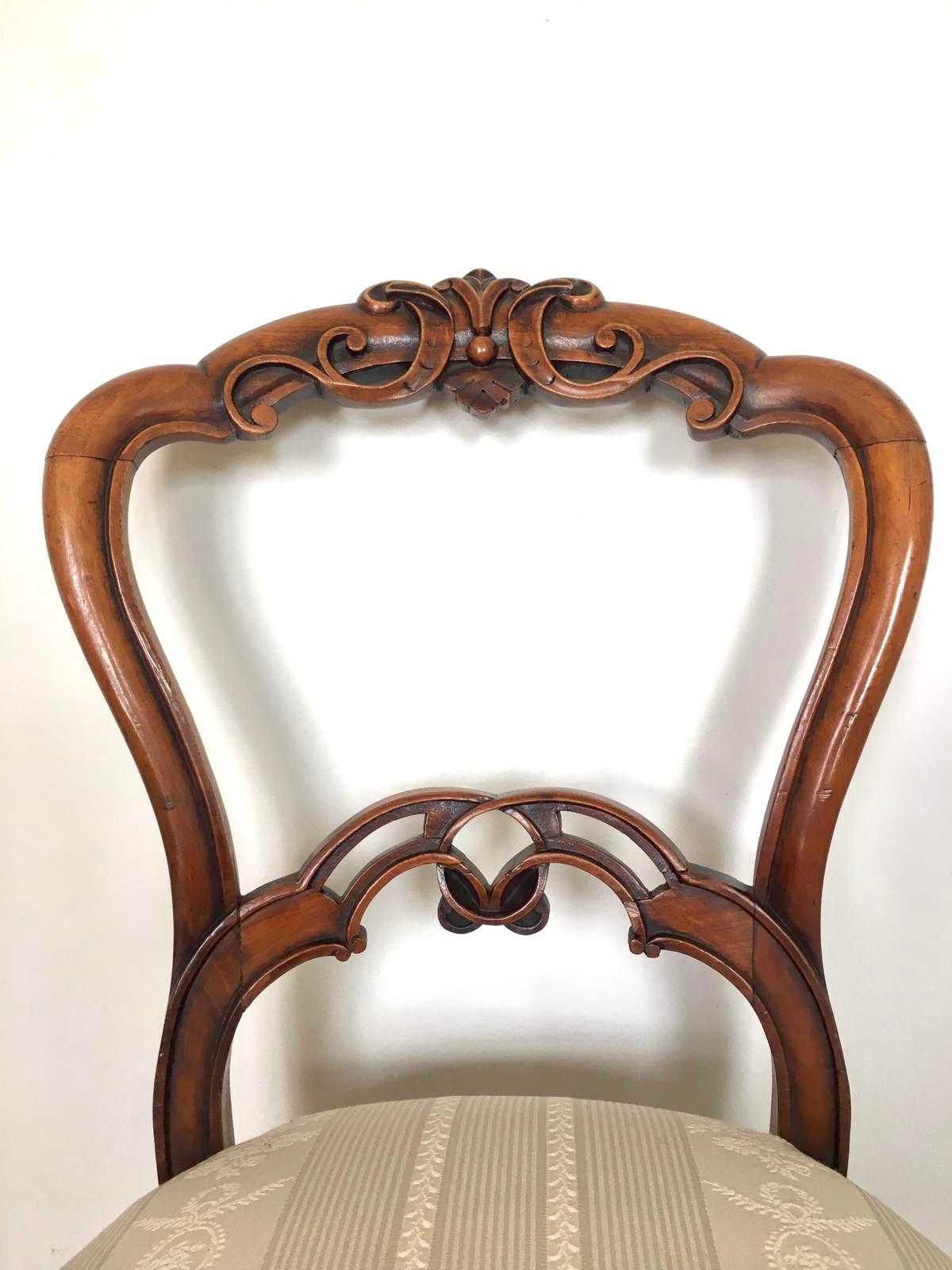 Fine Quality Set of Four Victorian Carved Walnut Dining Chairs In Good Condition In Suffolk, GB