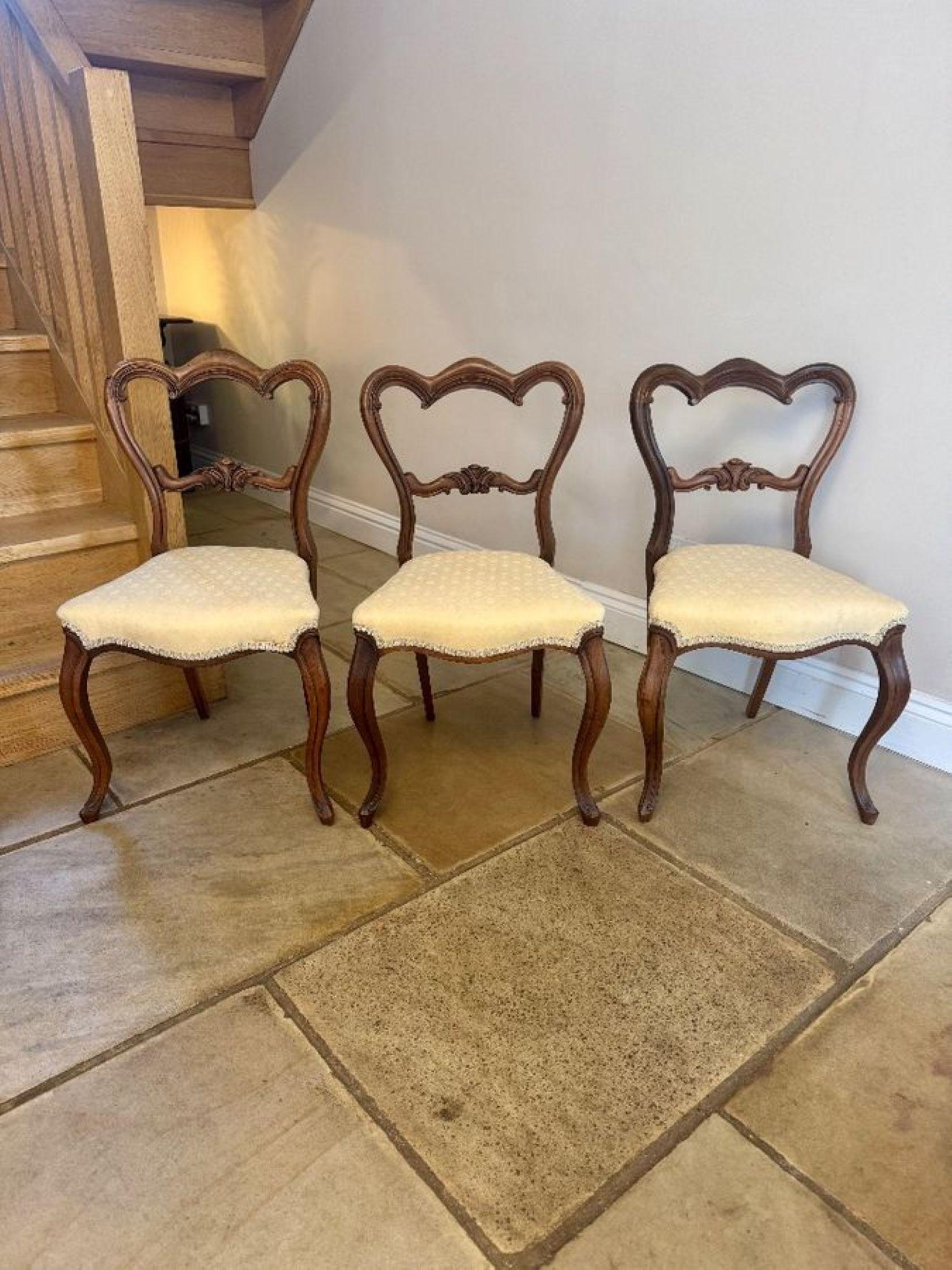 Sculpté Ensemble de six chaises de salle à manger en bois de rose de l'époque victorienne, de belle qualité en vente