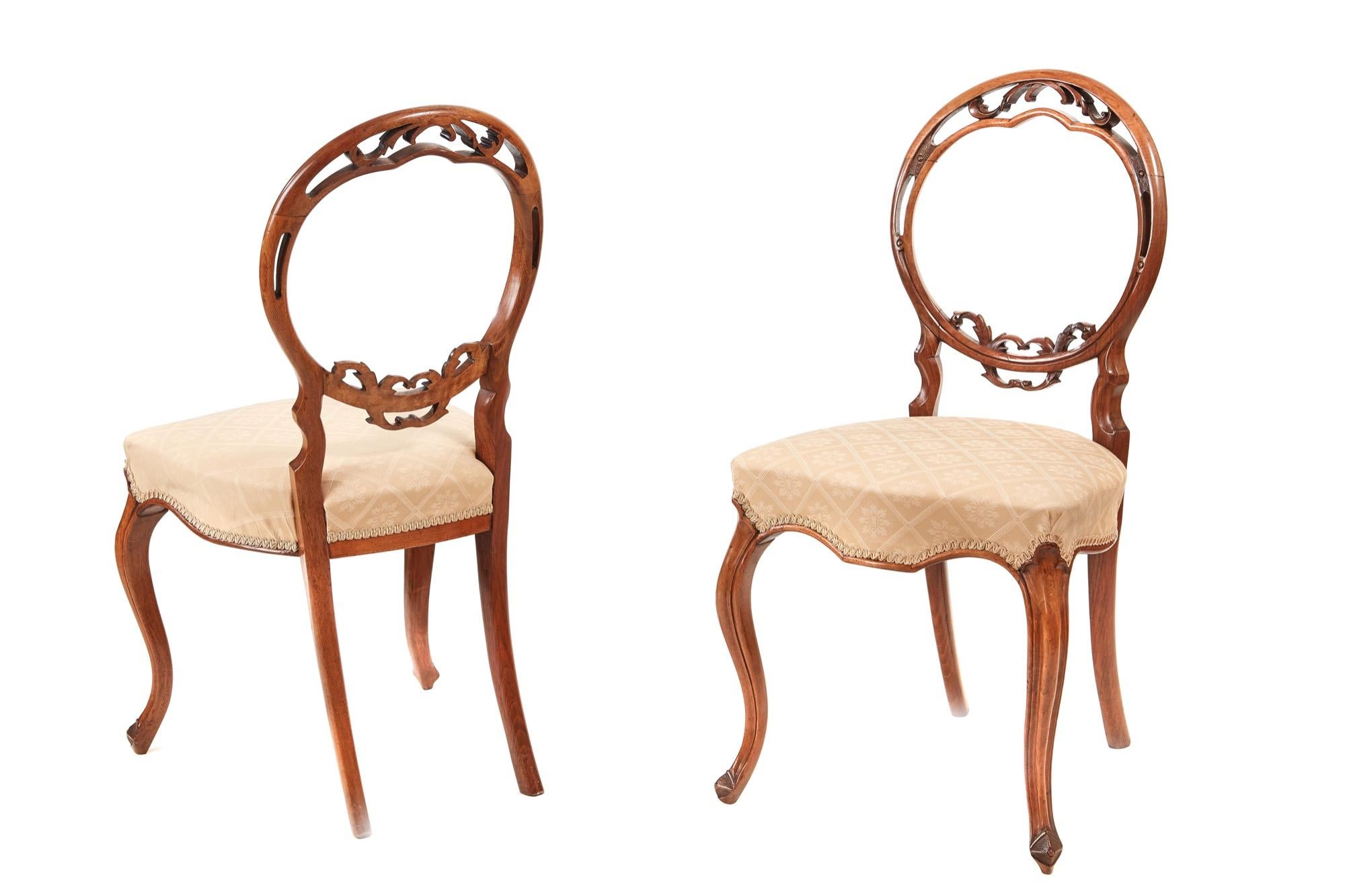 Fine quality set of 6 Victorian antique walnut balloon back dining chairs. The circular balloon back with lovely pierced carving, newly reupholstered serpentine seats, standing on lovely shaped carved cabriole legs to the front outswept back legs.