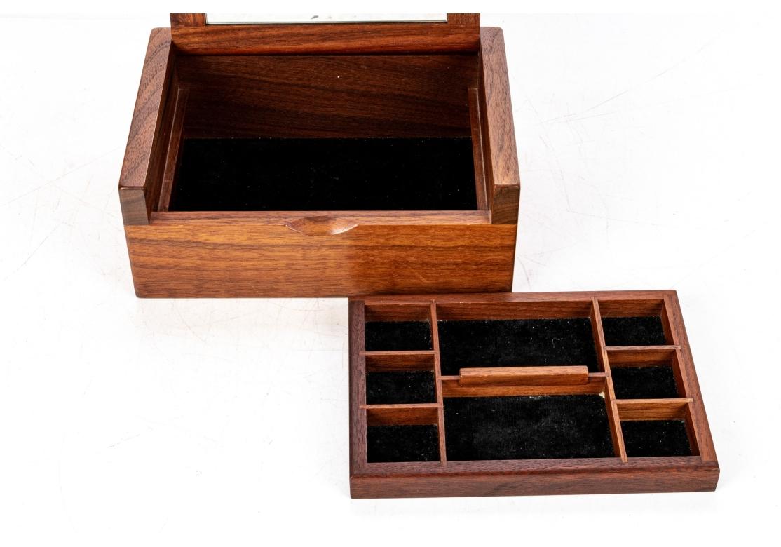 20ième siècle Boîte à bijoux en bois de qualité, signée et fabriquée à l'établi en vente