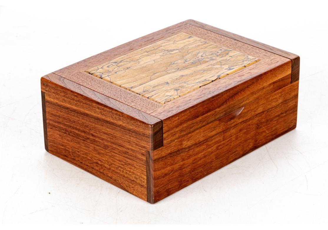 Boîte à bijoux en bois de qualité, signée et fabriquée à l'établi en vente 1