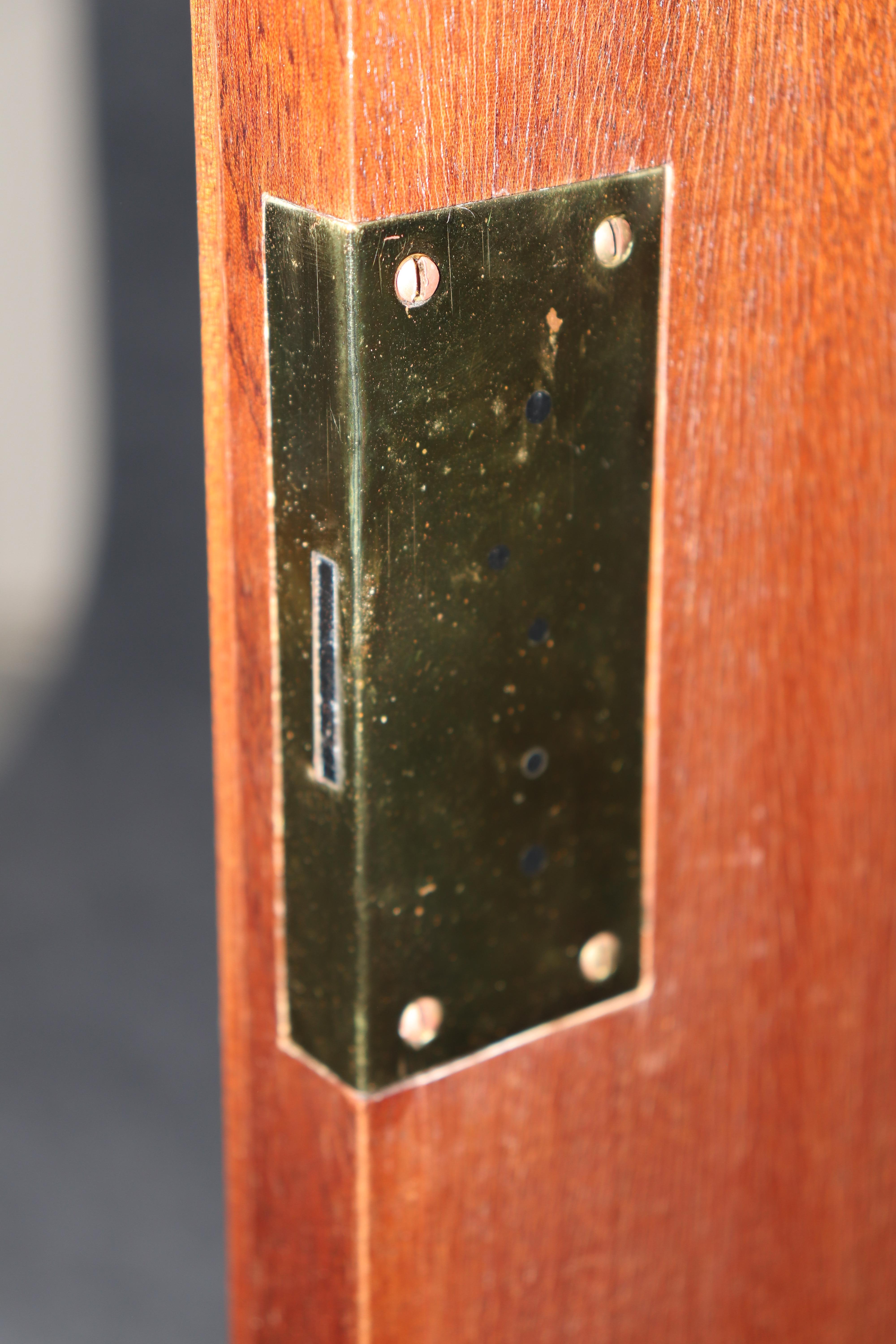 Credenza Luigi XVI con piano in marmo intarsiato, firmata e di ottima qualità. in vendita 5