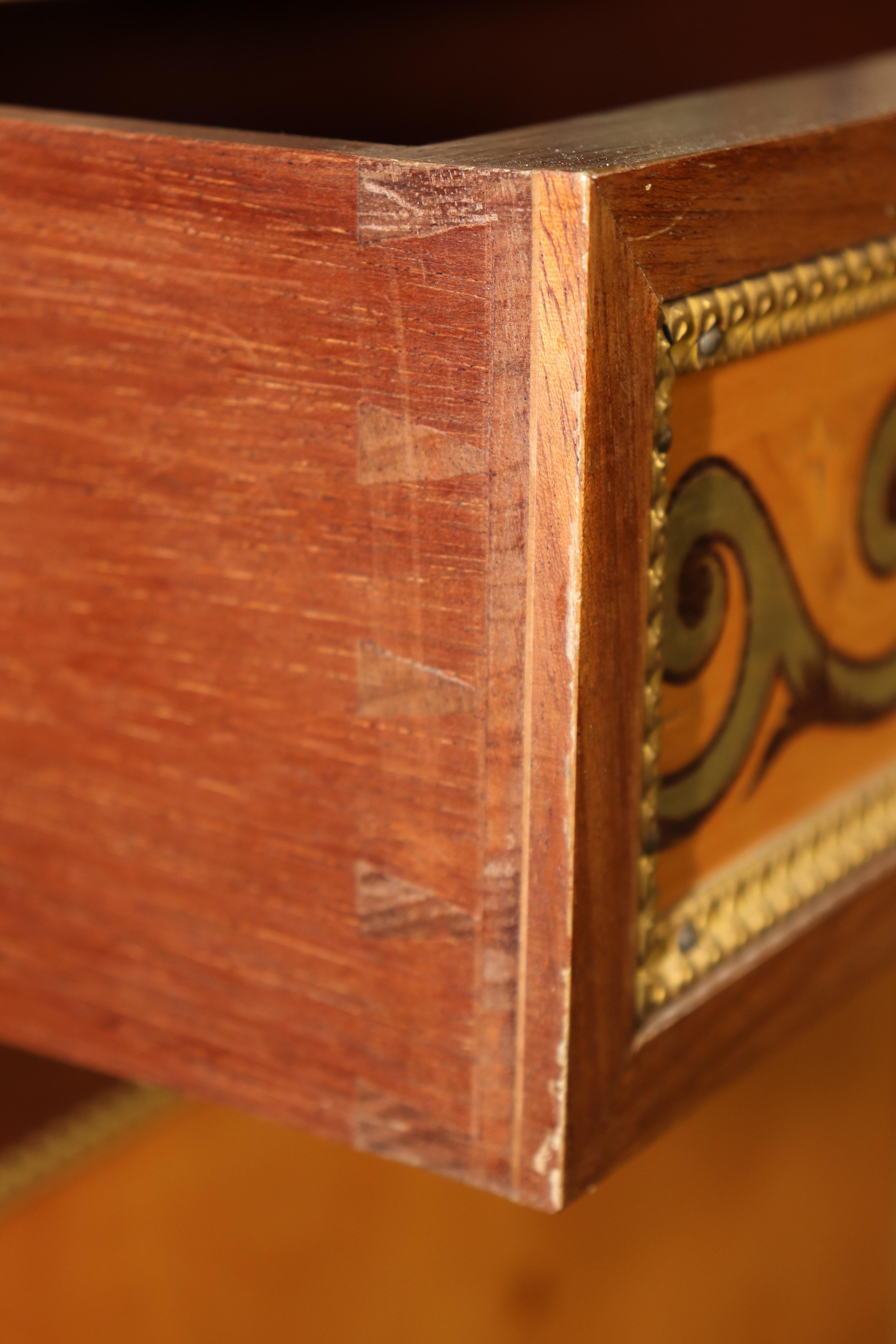 Credenza Luigi XVI con piano in marmo intarsiato, firmata e di ottima qualità. in vendita 6