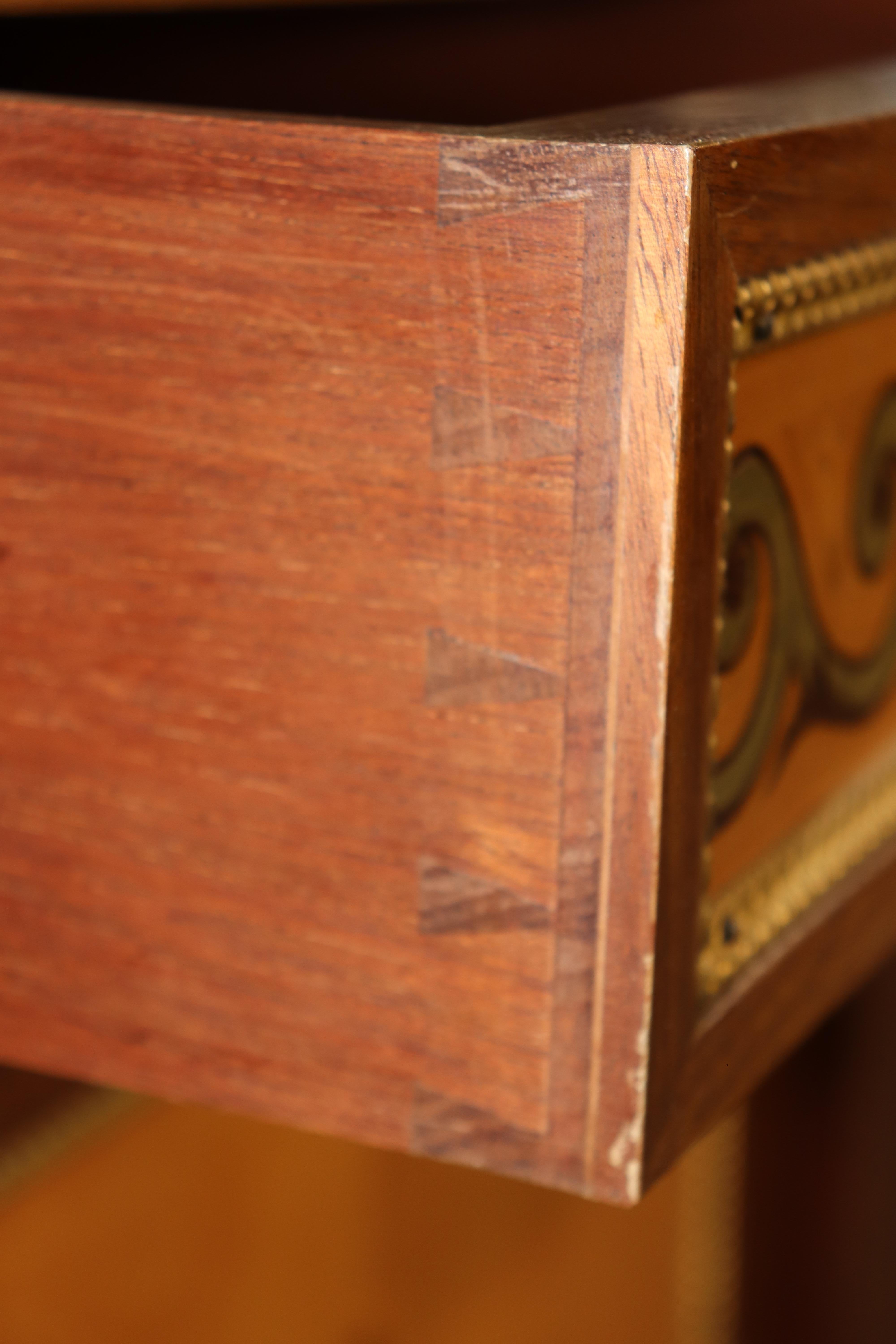 Credenza Luigi XVI con piano in marmo intarsiato, firmata e di ottima qualità. in vendita 7