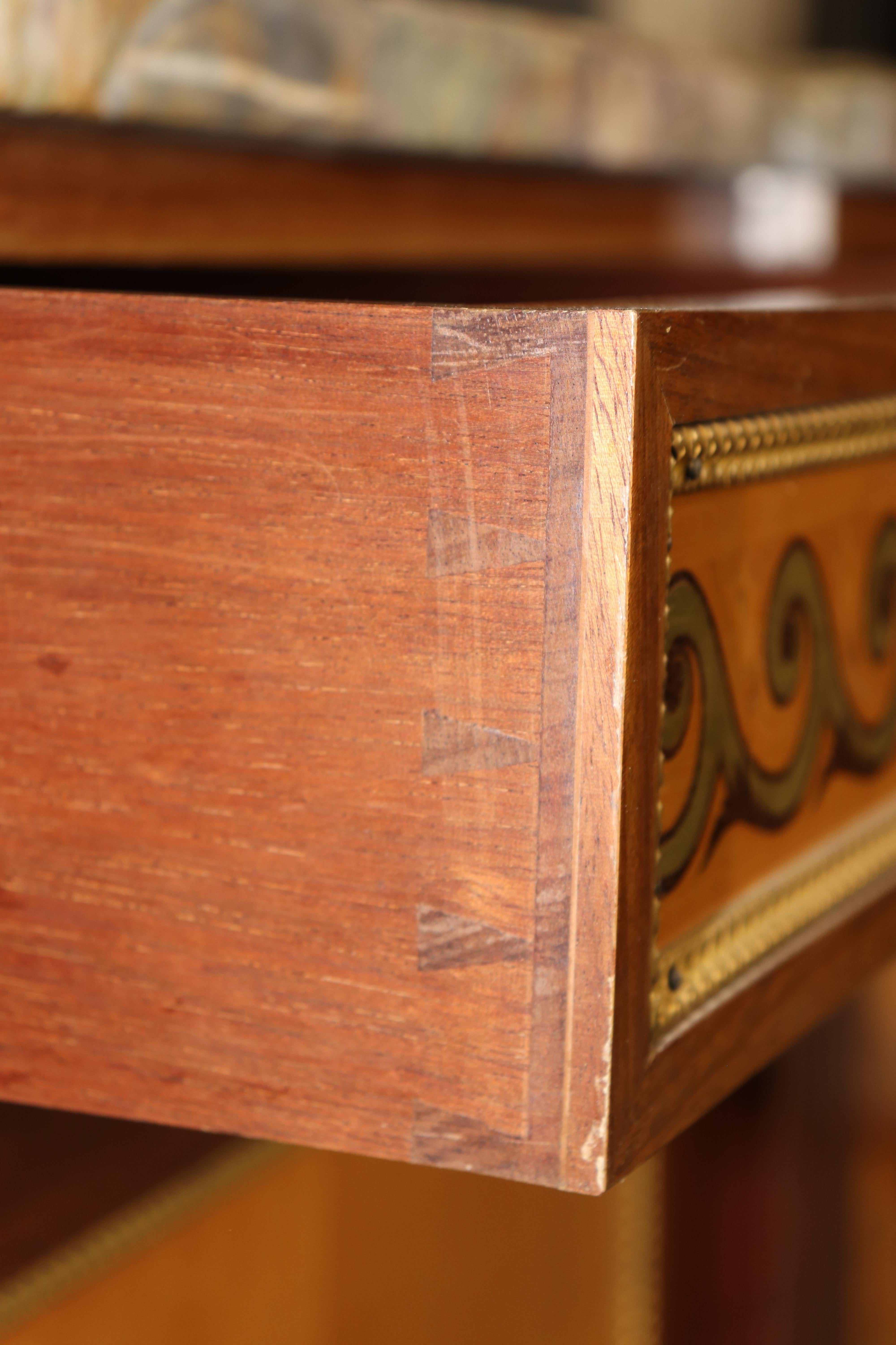 Credenza Luigi XVI con piano in marmo intarsiato, firmata e di ottima qualità. in vendita 8