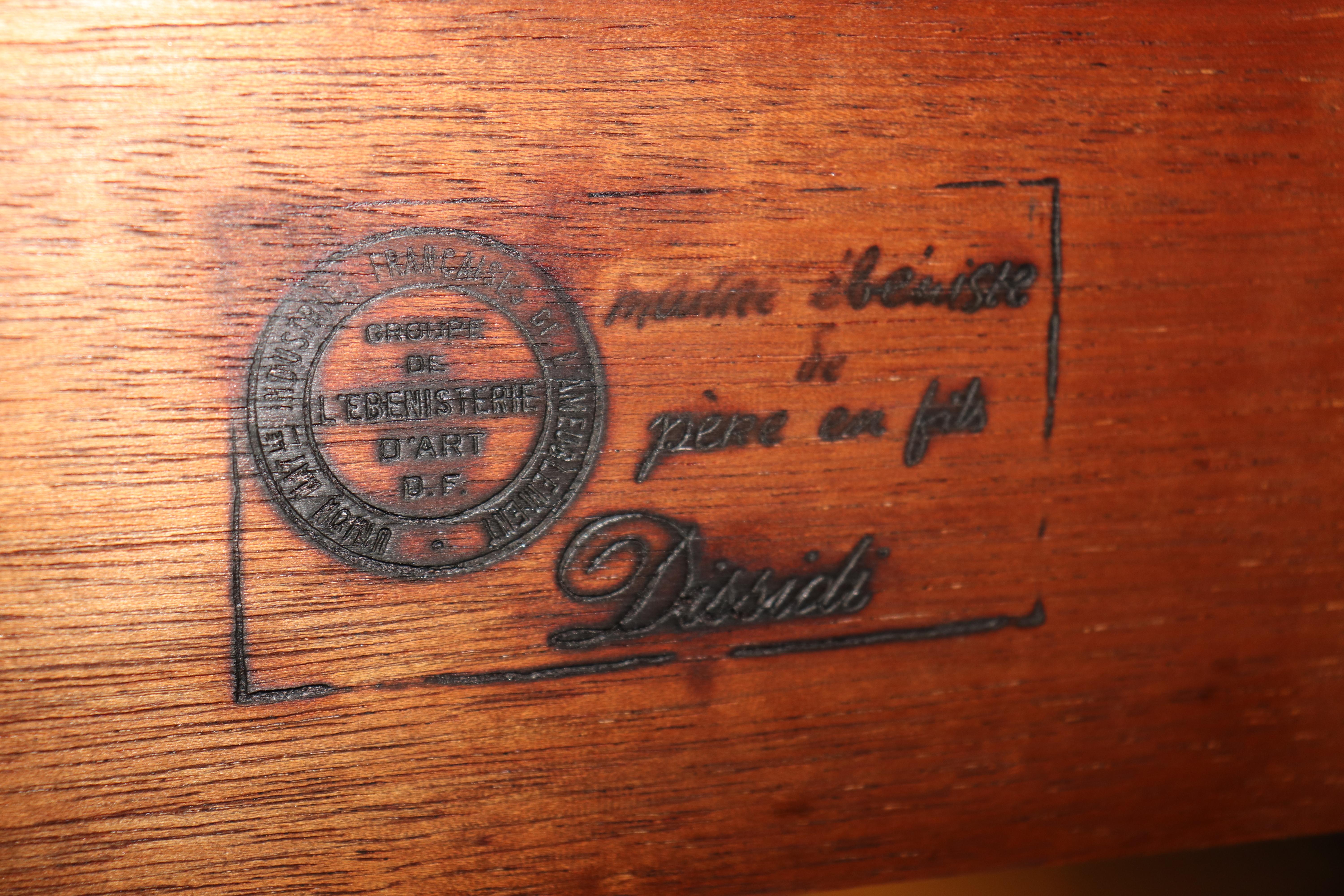 Francese Credenza Luigi XVI con piano in marmo intarsiato, firmata e di ottima qualità. in vendita