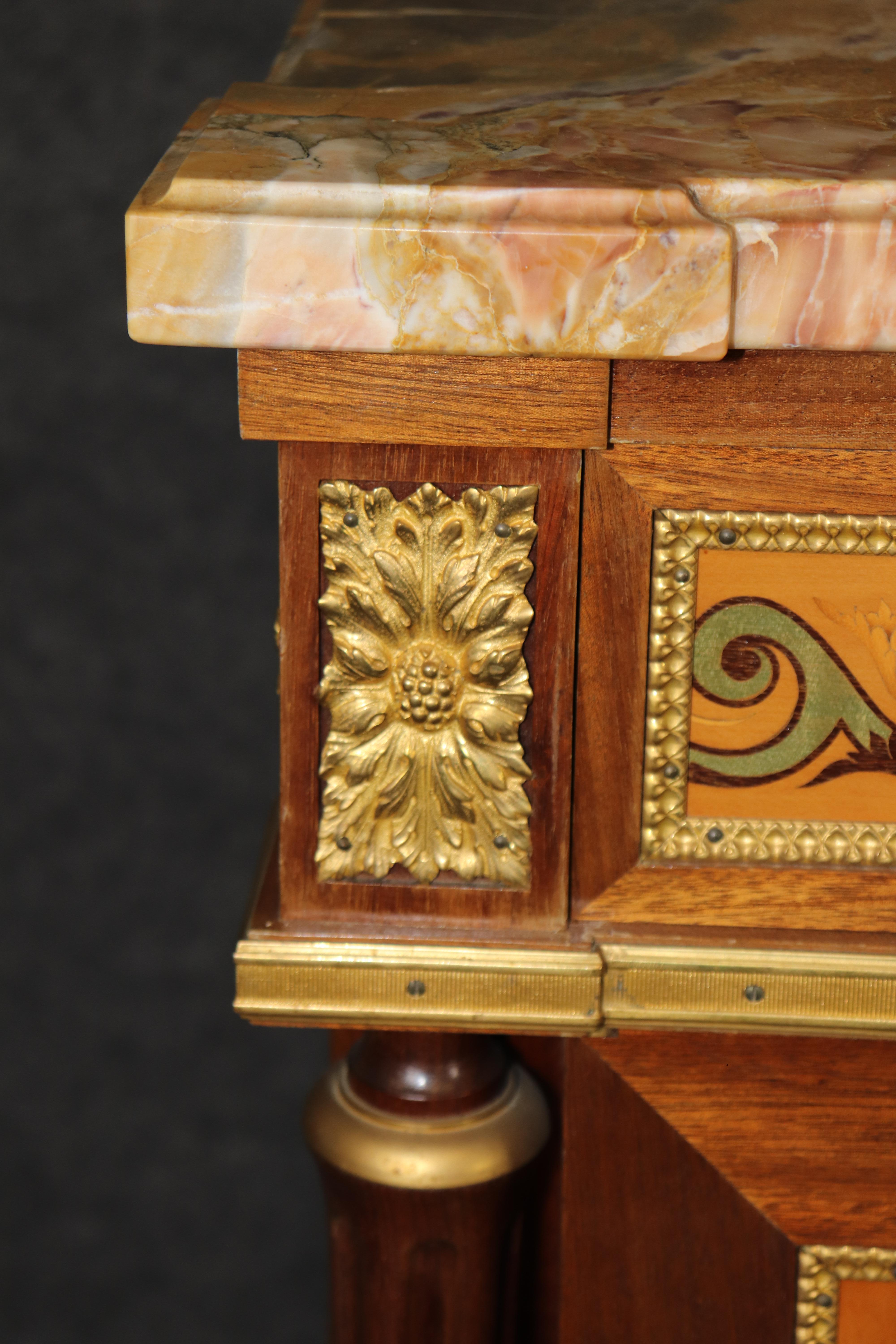 Credenza Luigi XVI con piano in marmo intarsiato, firmata e di ottima qualità. In condizioni buone in vendita a Swedesboro, NJ