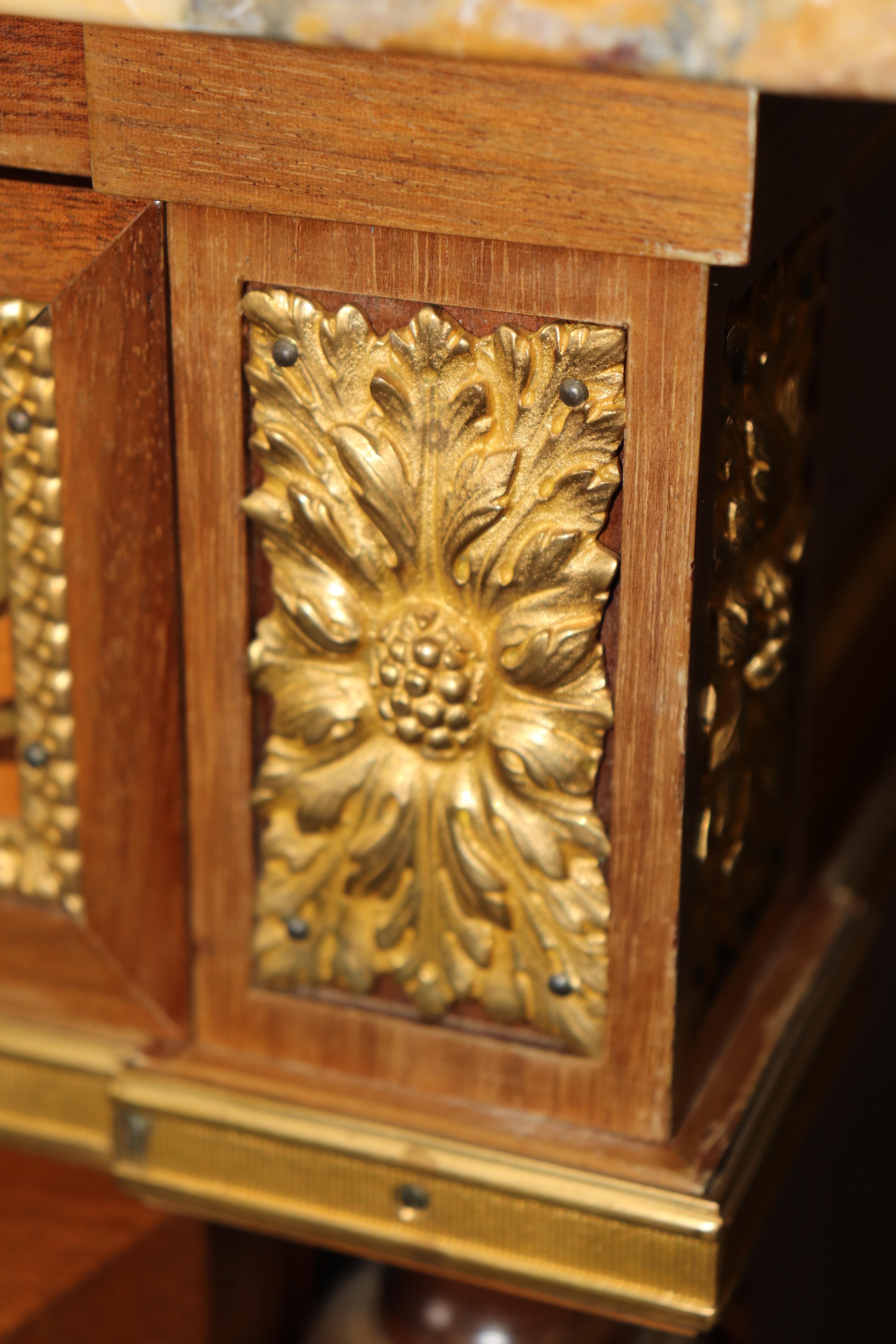 Metà XX secolo Credenza Luigi XVI con piano in marmo intarsiato, firmata e di ottima qualità. in vendita