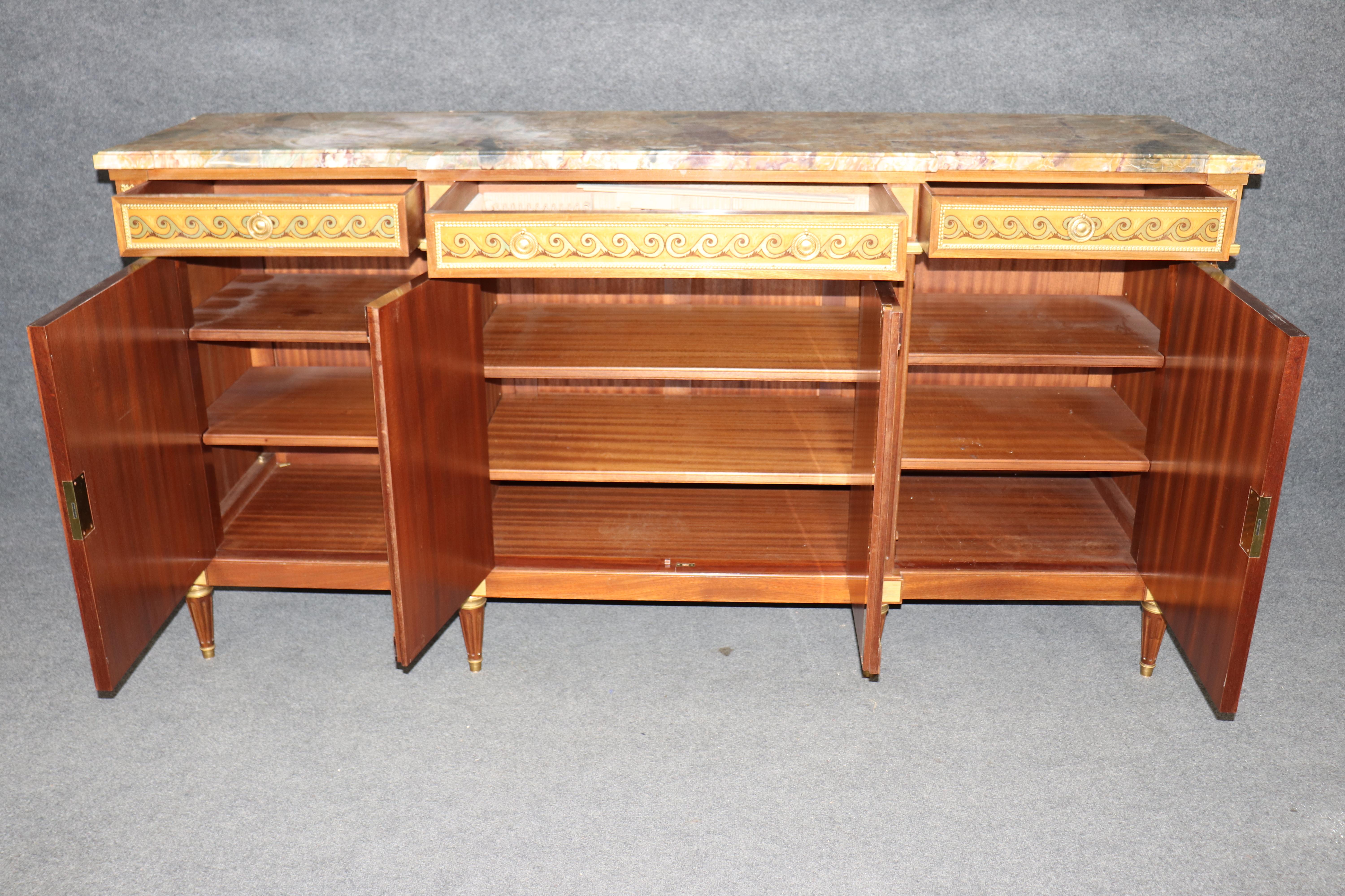 Ottone Credenza Luigi XVI con piano in marmo intarsiato, firmata e di ottima qualità. in vendita