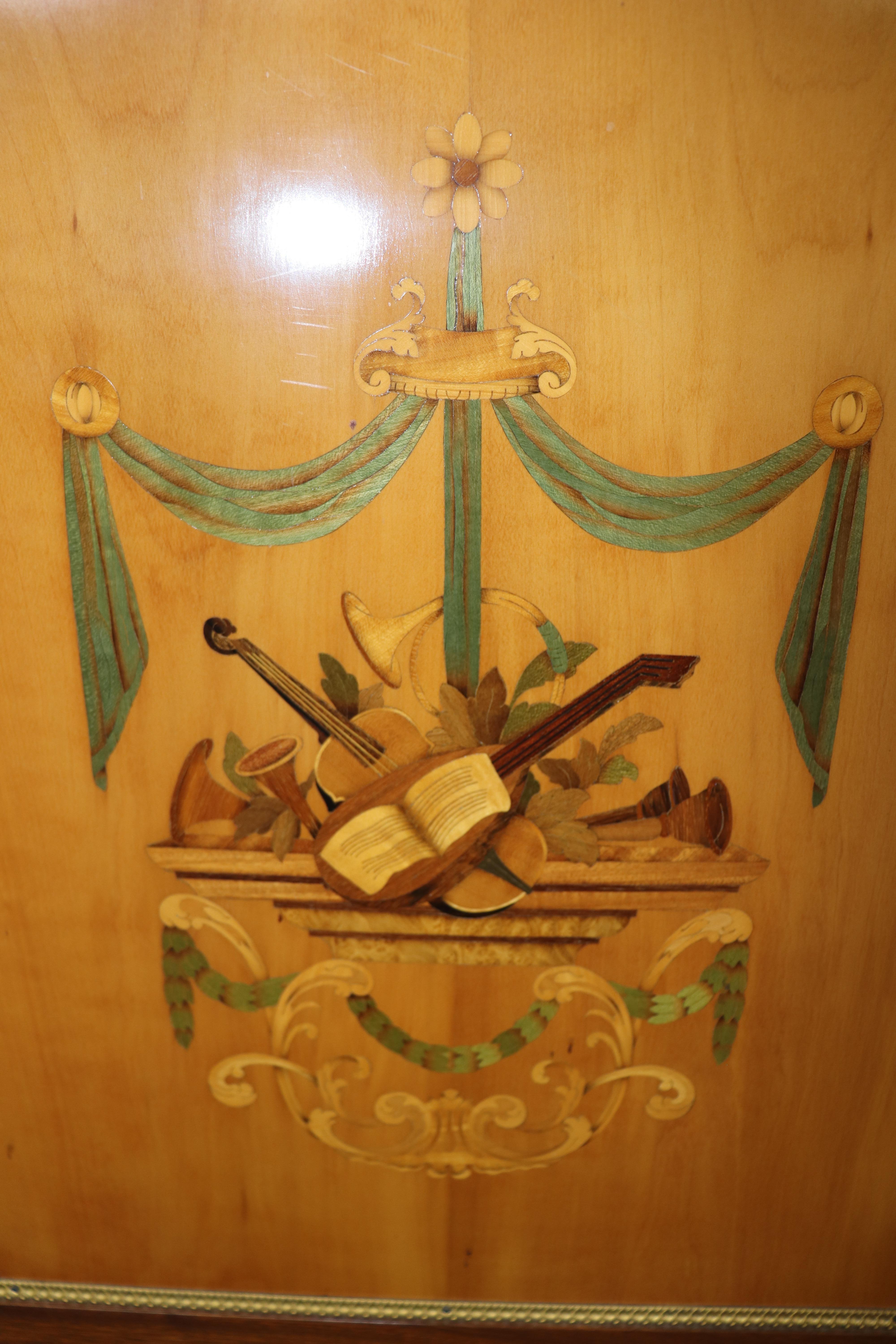 Credenza Luigi XVI con piano in marmo intarsiato, firmata e di ottima qualità. in vendita 1