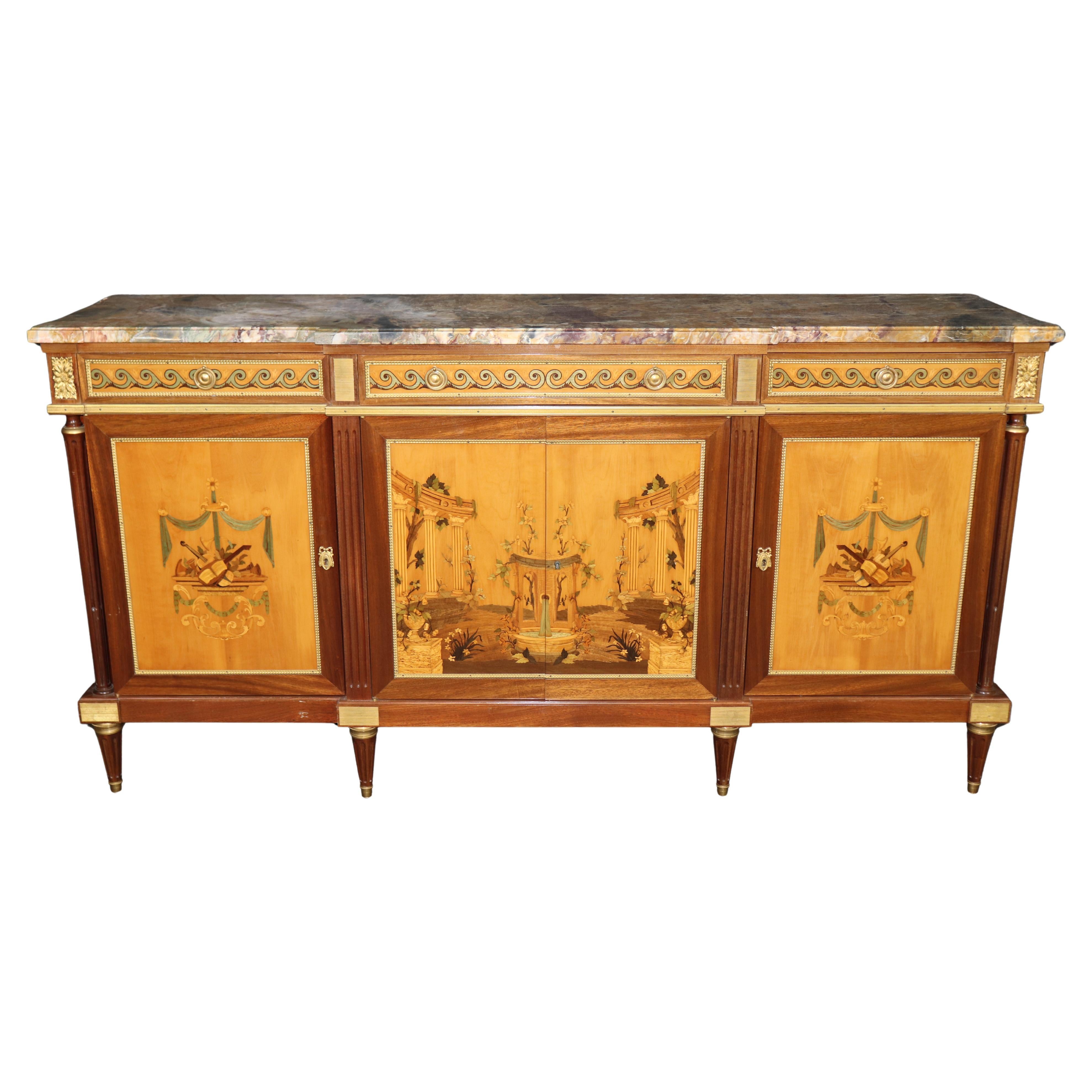 Buffet Louis XVI de qualité, signé, de fabrication française, avec plateau en marbre incrusté