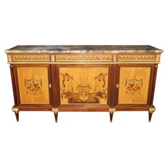 Buffet Louis XVI de qualité, signé, de fabrication française, avec plateau en marbre incrusté