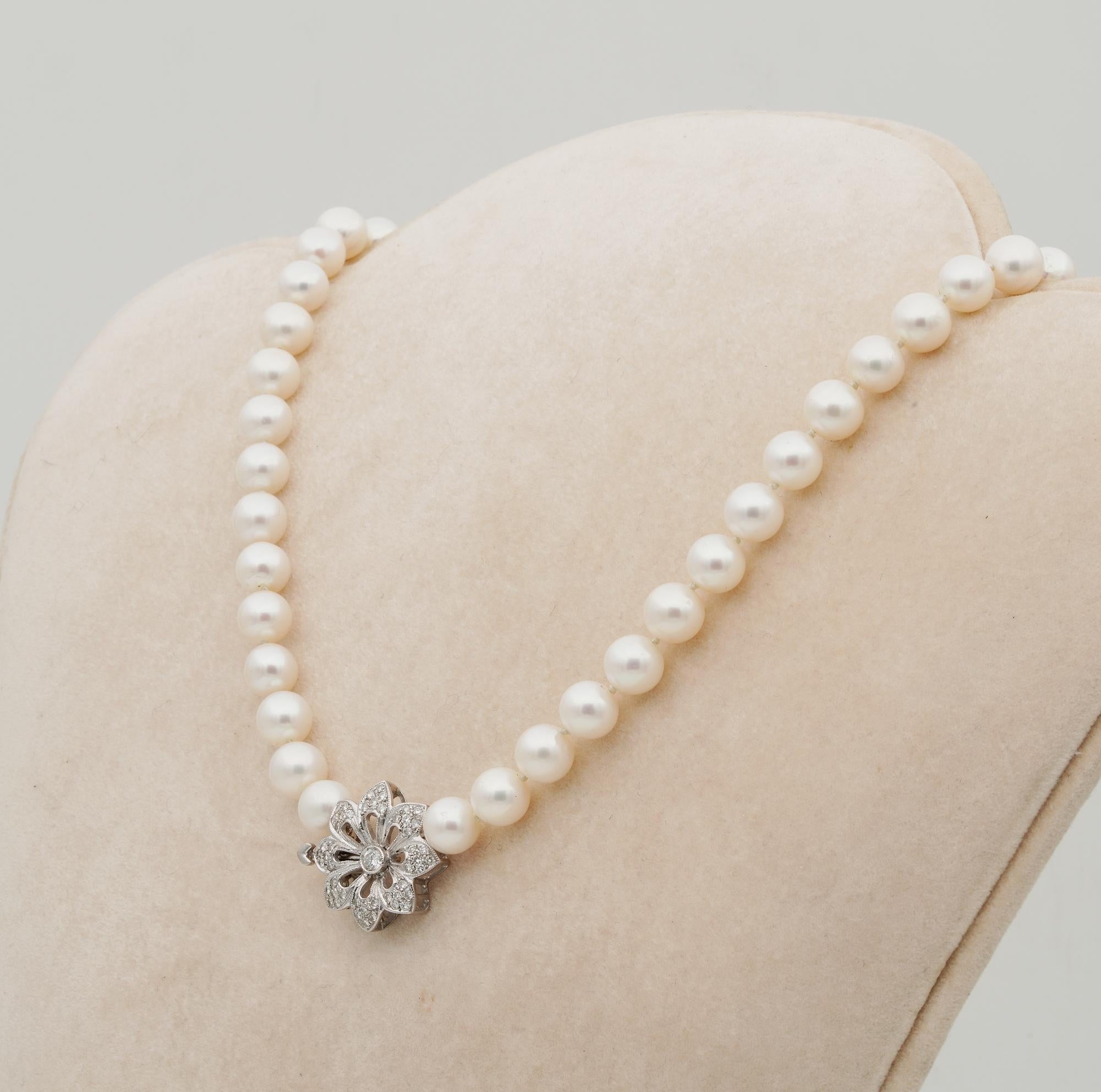 Fine Quality Single Strand Japanese Pearl Flower Diamond Clasp Necklace In Good Condition For Sale In Napoli, IT