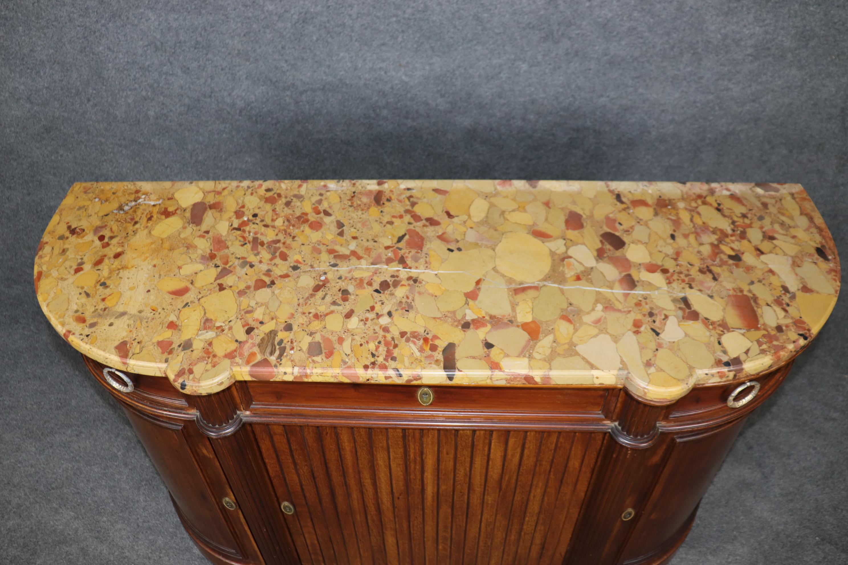 Si tratta di una credenza buffet splendida ed estremamente sofisticata. La cassa è realizzata in splendido legno di noce nella sua finitura originale e non restaurata, con un superbo e pregiato piano in marmo di Breche d' Alep. Il marmo, come