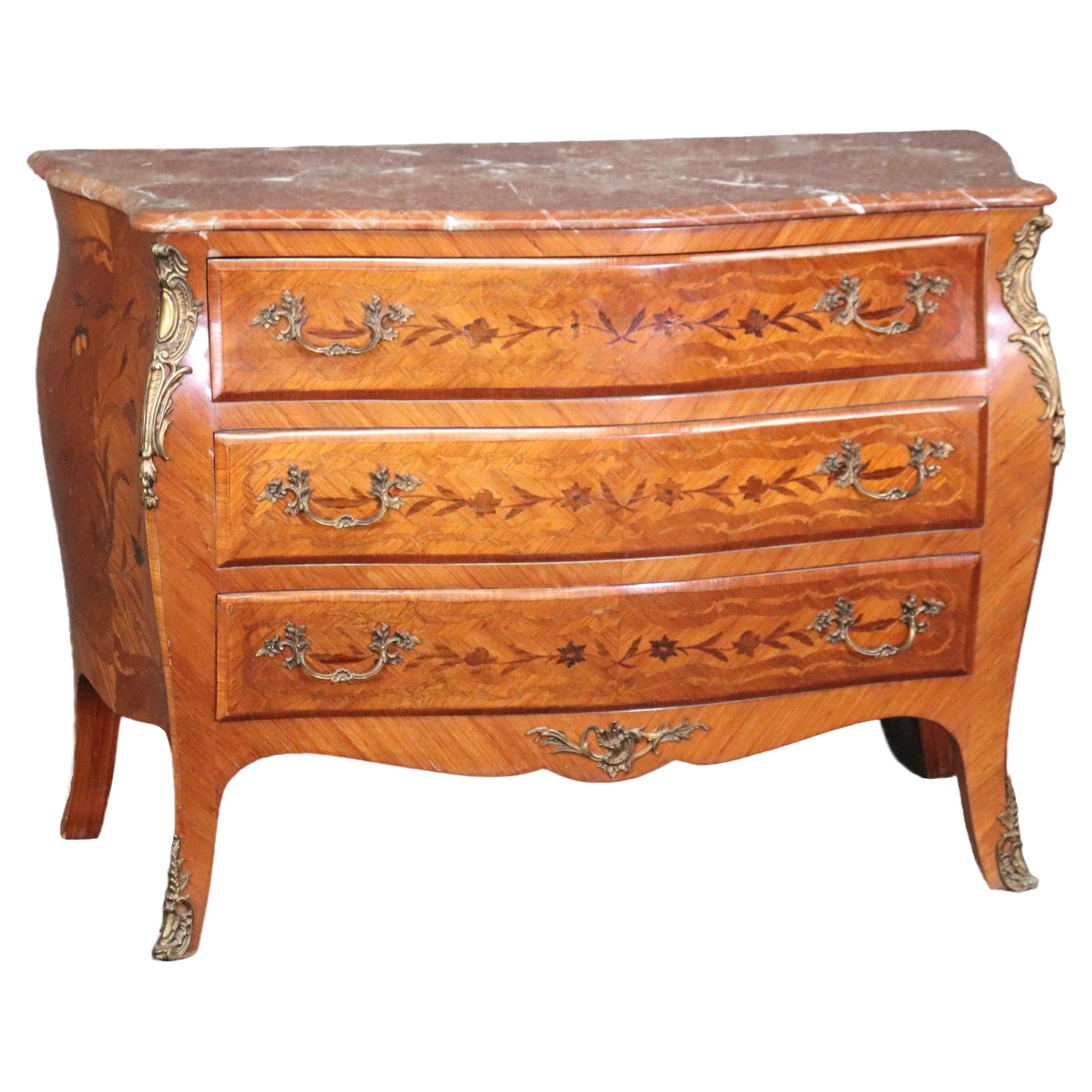 Commode française Louis XV à trois tiroirs avec plateau en marbre 