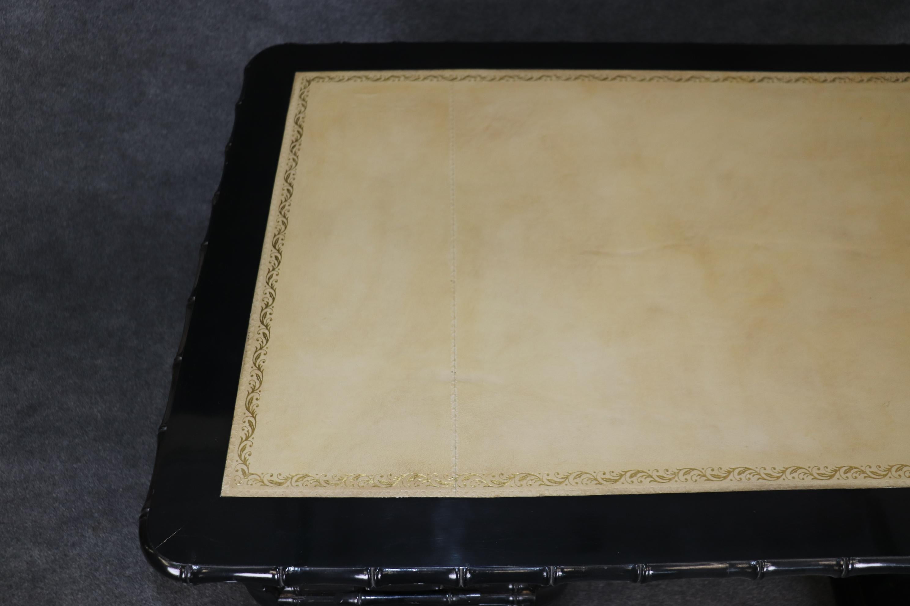 Dreiteiliger Chefschreibtisch aus Kunstbambus mit englischer Lederplatte in hoher Qualität  (Mitte des 20. Jahrhunderts) im Angebot