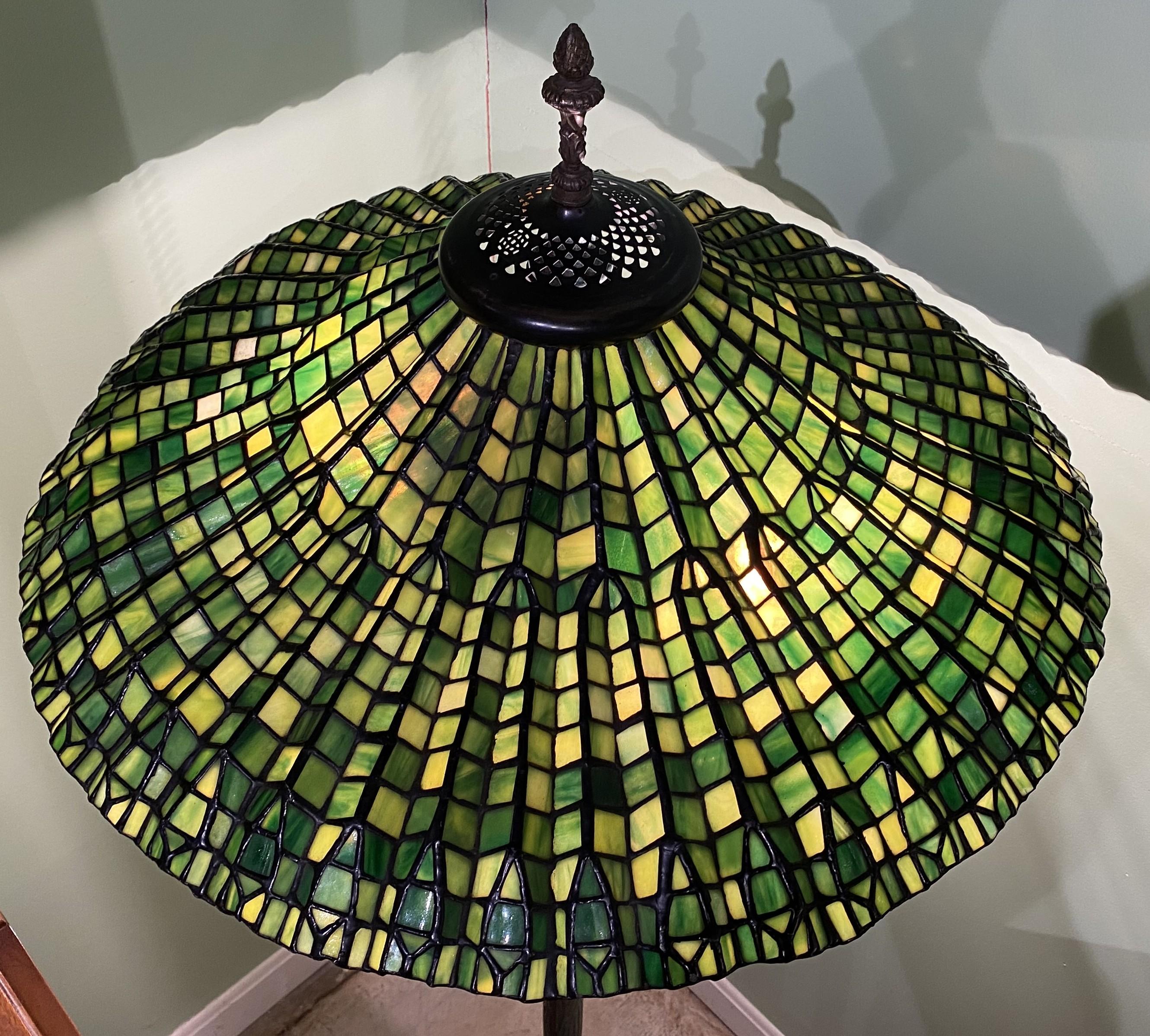 Fine Quality Tiffany Studios Style Lotus Leaded Glass Floor Lamp In Good Condition In Milford, NH