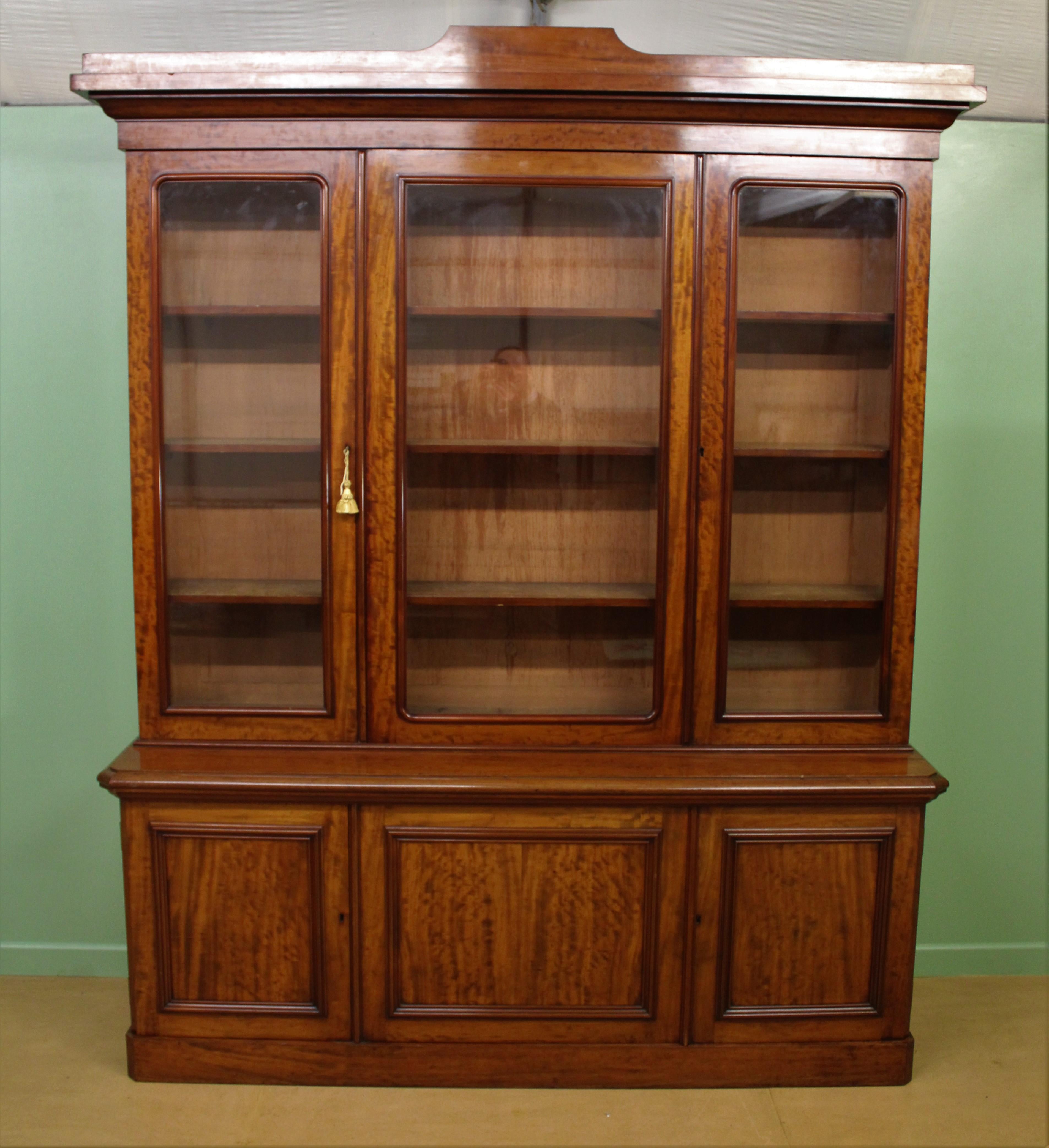 A very fine quality early Victorian period figured mahogany library bookcase. Of excellent construction in solid mahogany with attractive figured mahogany veneers. Of generous proportions, offering superb storage/display capacity. The top section