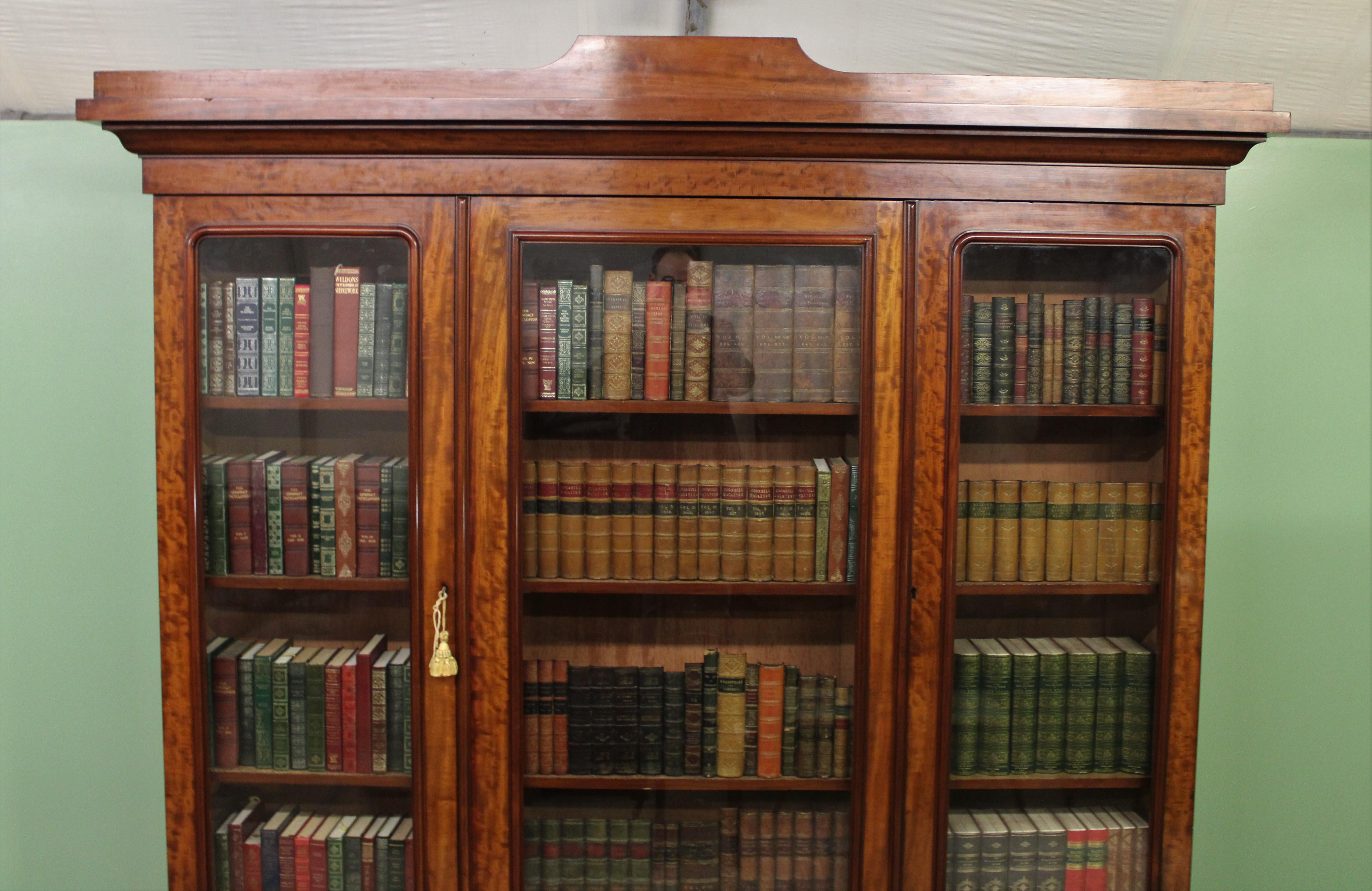 Fine Quality Victorian Figured Mahogany Library Bookcase In Good Condition For Sale In Poling, West Sussex