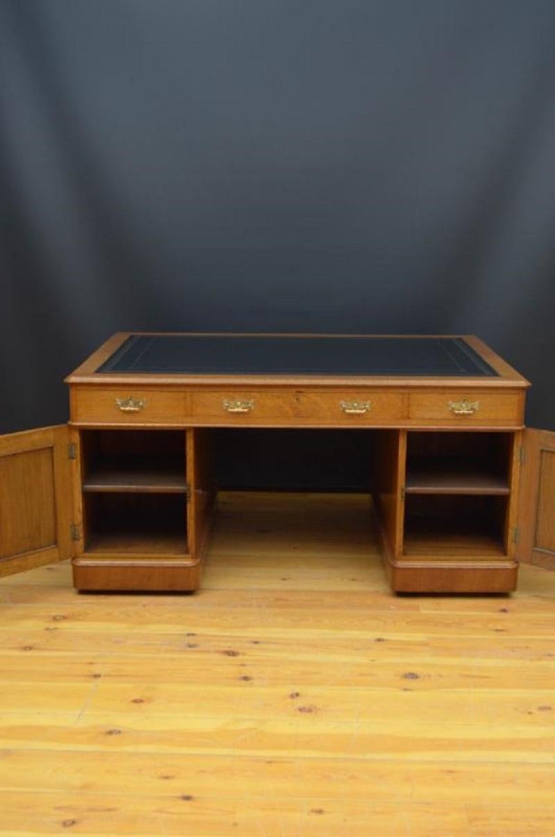 Fine Quality Victorian Oak Partners Desk For Sale 12