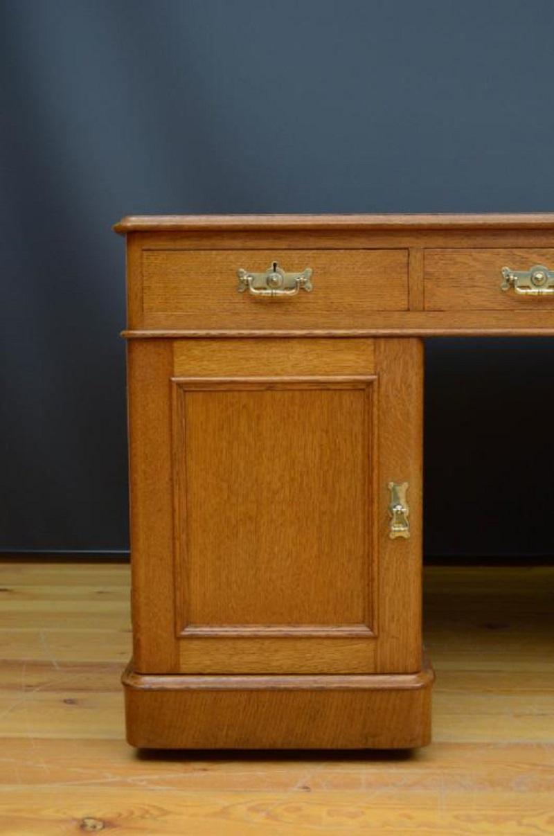 Fine Quality Victorian Oak Partners Desk For Sale 13