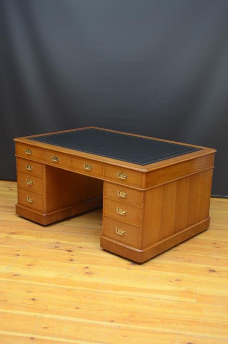 R035 Fine quality Victorian desk in oak, having new black tooled leather and moulded top above three frieze drawers above three graduated drawers, all fitted with original working lock a a key, the back having three frieze drawers and two panelled