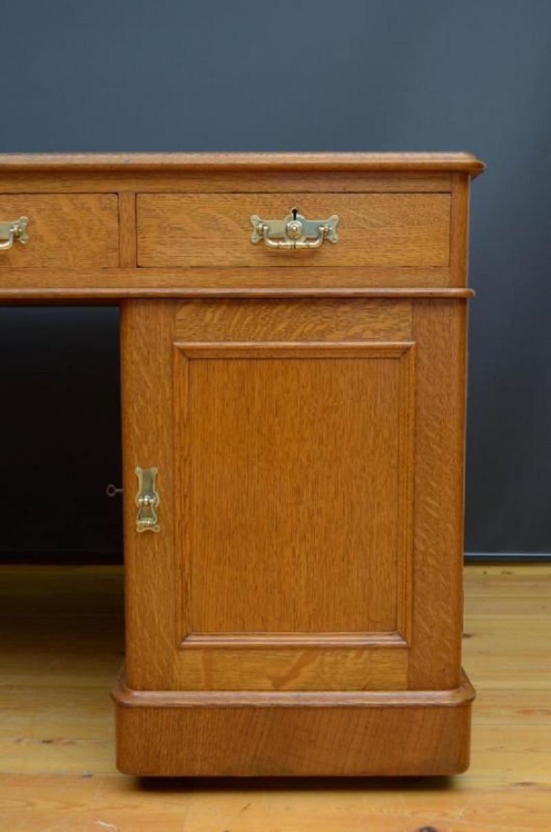 Fine Quality Victorian Oak Partners Desk For Sale 15