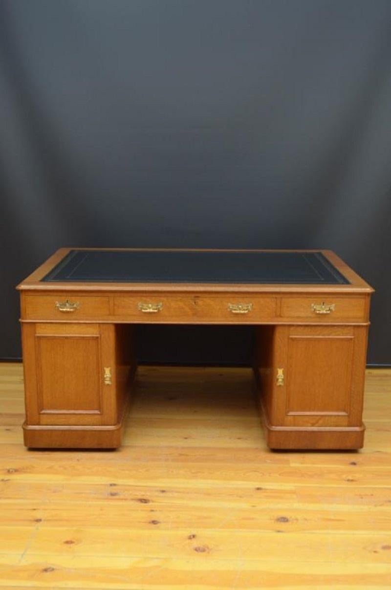 Fine Quality Victorian Oak Partners Desk In Good Condition For Sale In Whaley Bridge, GB