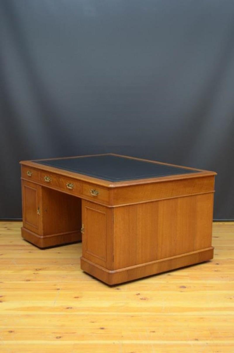 19th Century Fine Quality Victorian Oak Partners Desk For Sale