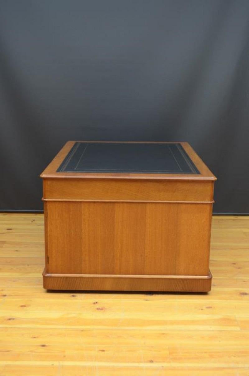 Fine Quality Victorian Oak Partners Desk For Sale 1