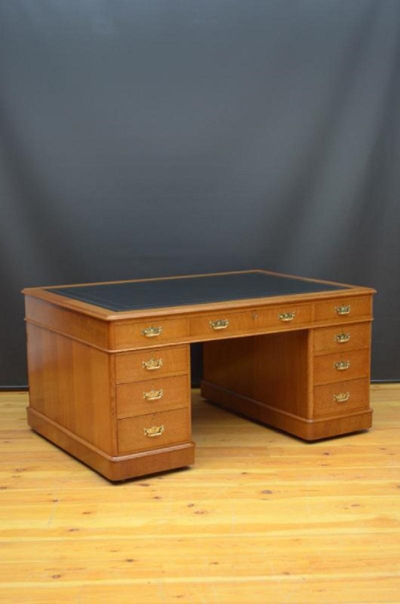 Fine Quality Victorian Oak Partners Desk For Sale 2