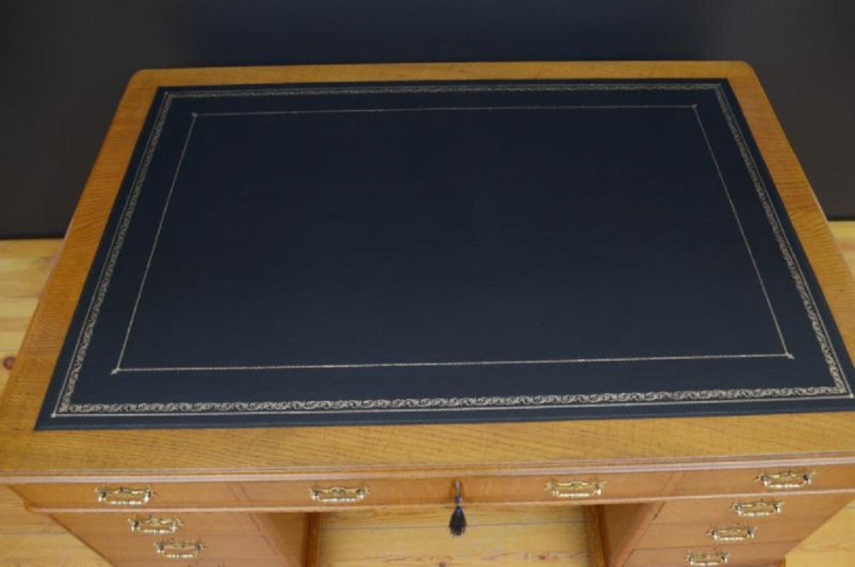 Fine Quality Victorian Oak Partners Desk For Sale 3