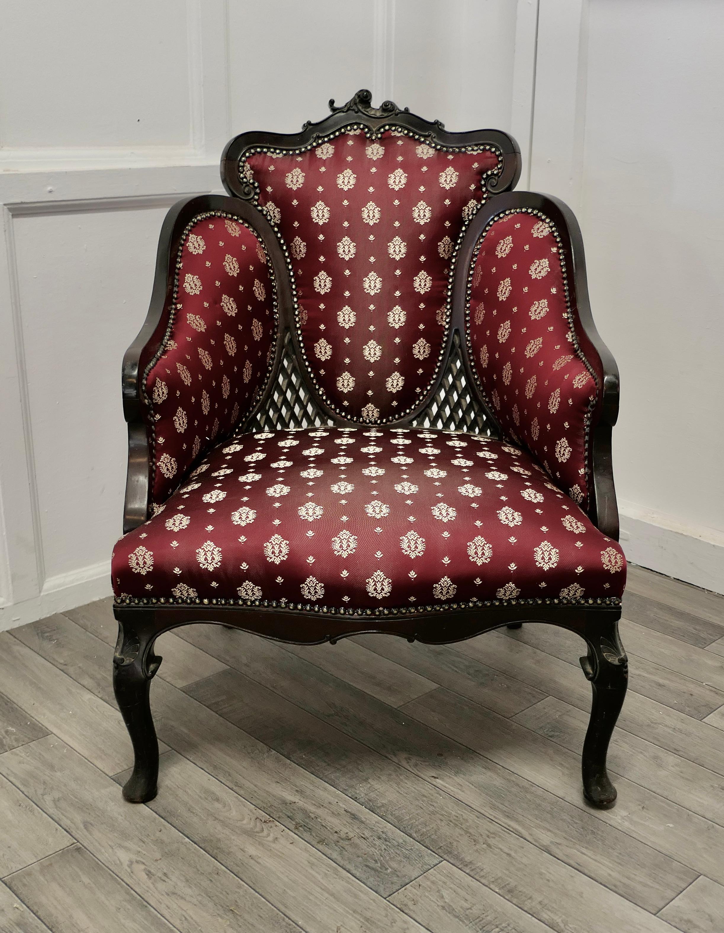Hochwertiger viktorianischer Salonsessel, gepolstert mit Regency-Seidenstoff.

Dieser schöne geschnitzte Stuhl wurde schwarz ebonisiert, wie es nach dem Tod von Prinz Albert in Mode war, er ist sehr stilvoll 
Der Stuhl hat geformte Stoffpaneele,