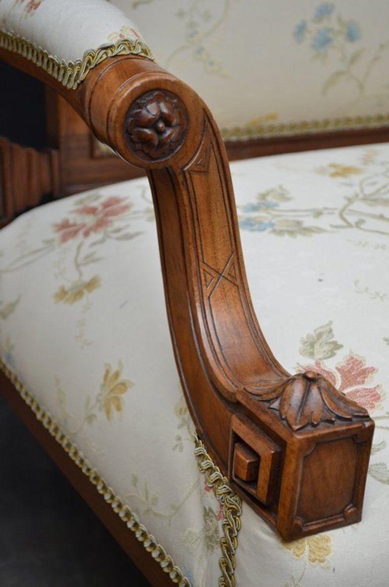 Viktorianisches Sofa in hoher Qualität, Sofa aus Nussbaumholz (Spätes 19. Jahrhundert) im Angebot
