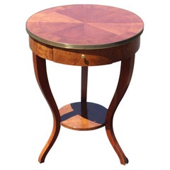Baker Furniture Company Gueridon oder Beistelltisch aus Nussbaumholz in hoher Qualität, Art déco-Stil