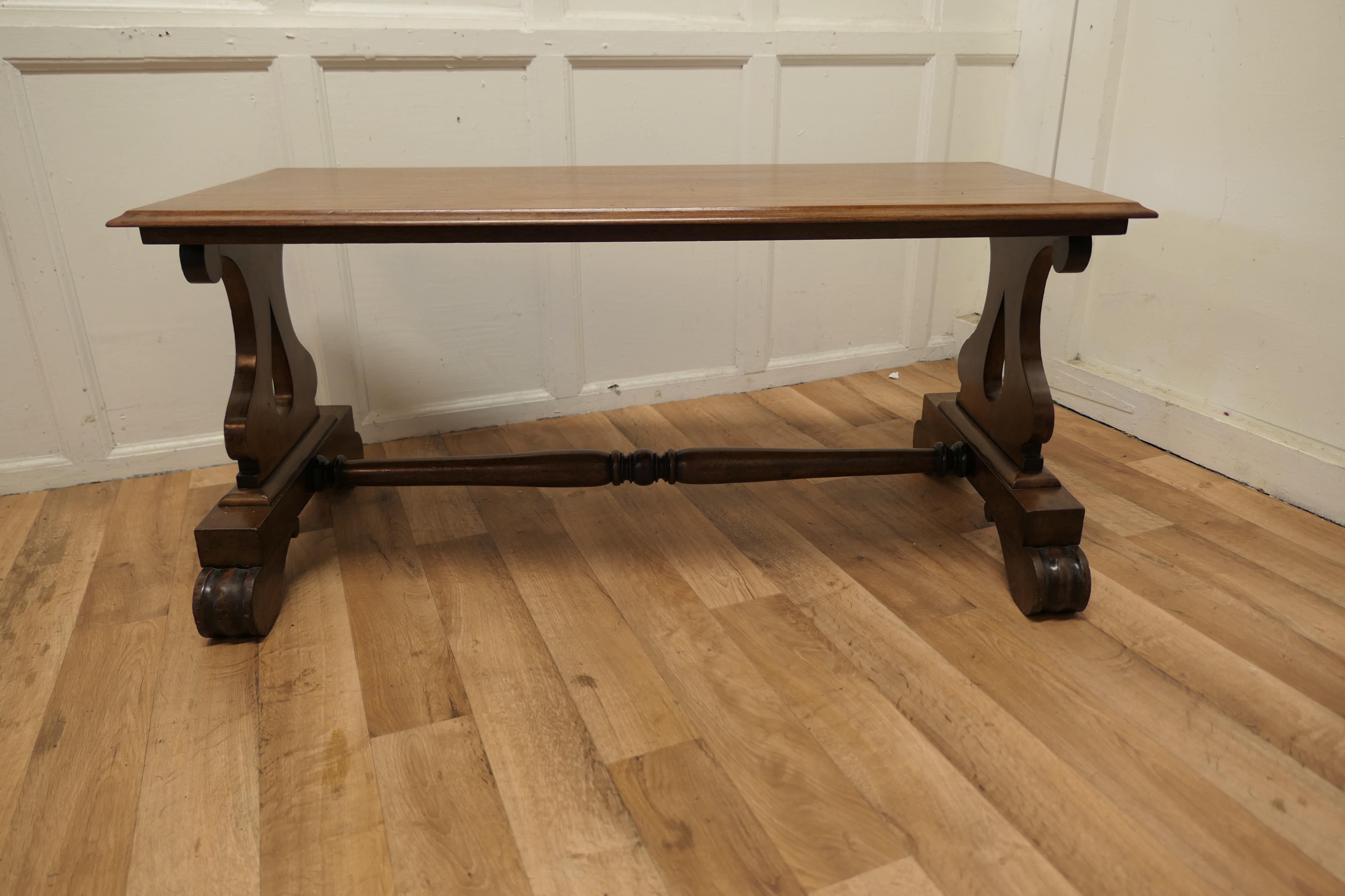 Table basse en noyer de qualité

Il s'agit d'une pièce de qualité très lourde, fabriquée en noyer massif avec des pieds en forme de lyre et un plateau massif avec un bord moulé.
Il s'agit d'une pièce intéressante et de belle apparence, saine et en