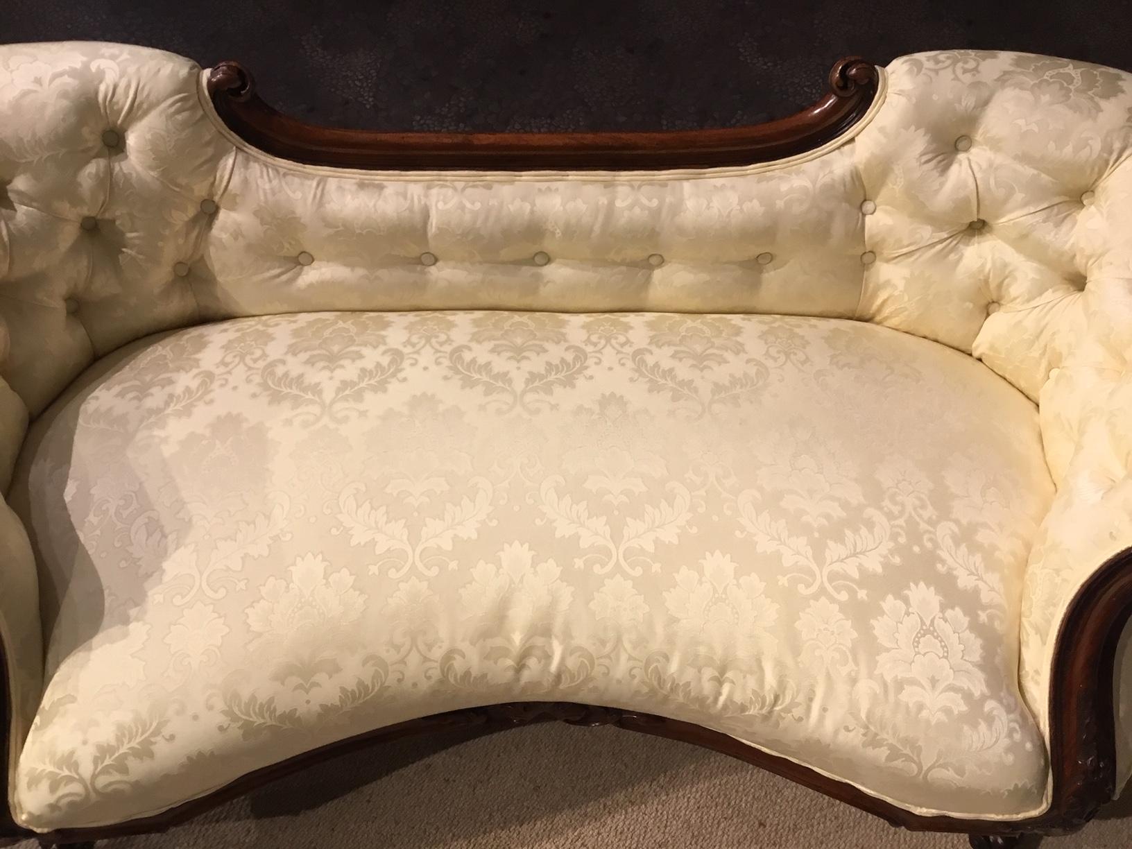 Fine Quality Walnut Victorian Period Boudoir Sofa 6